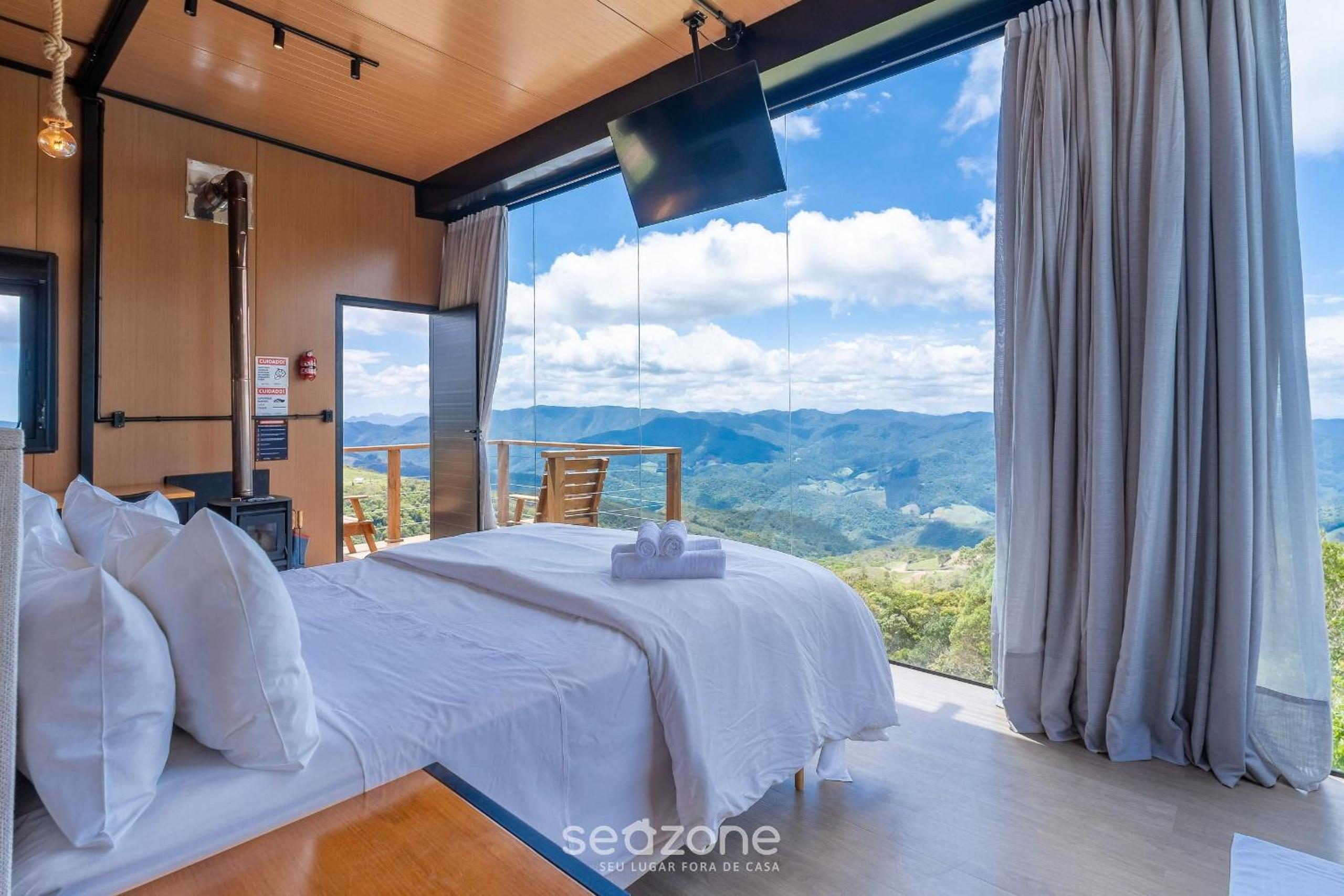 Charming chalet with fireplace and hot tub! VST044