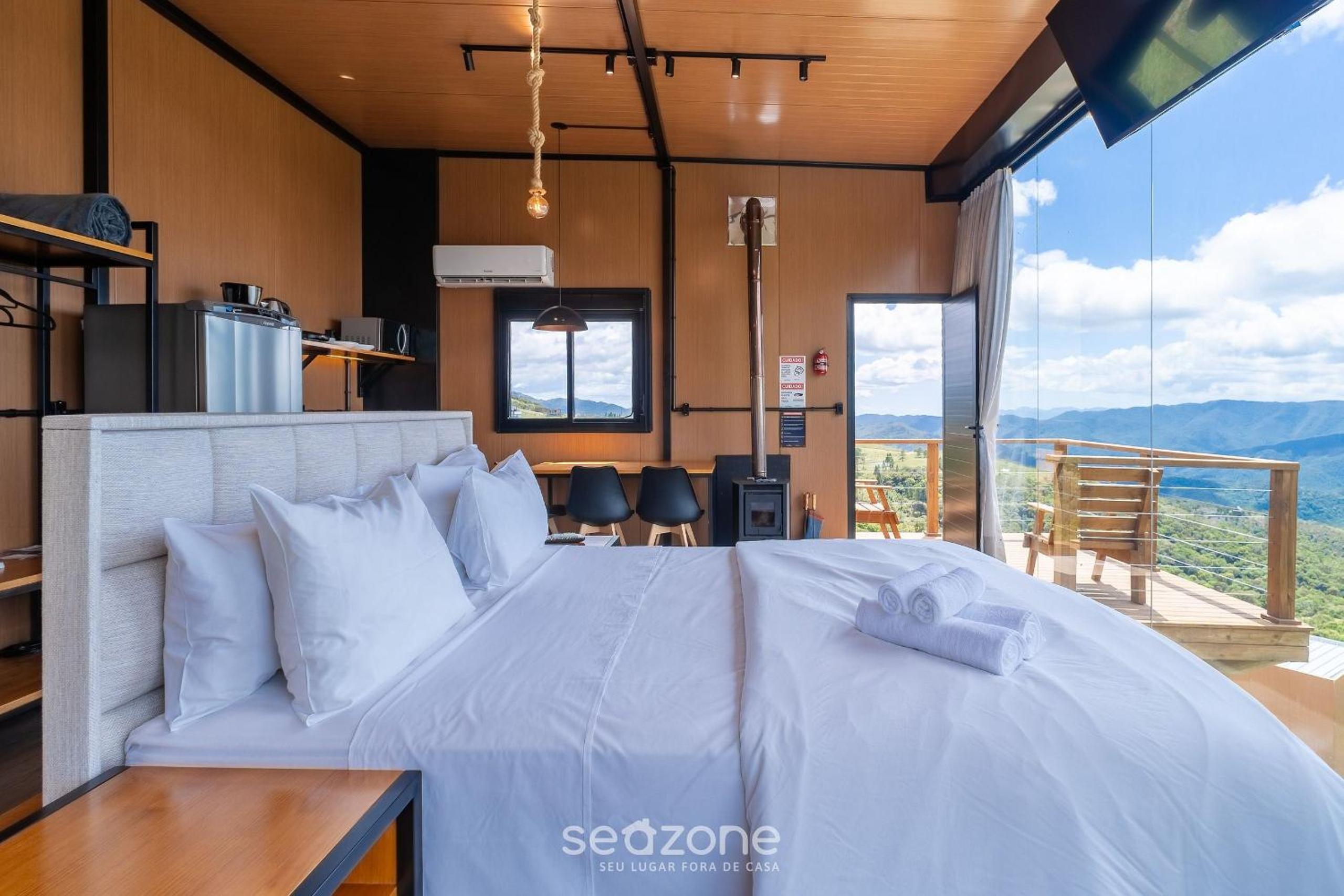 Charming chalet with fireplace and hot tub! VST044