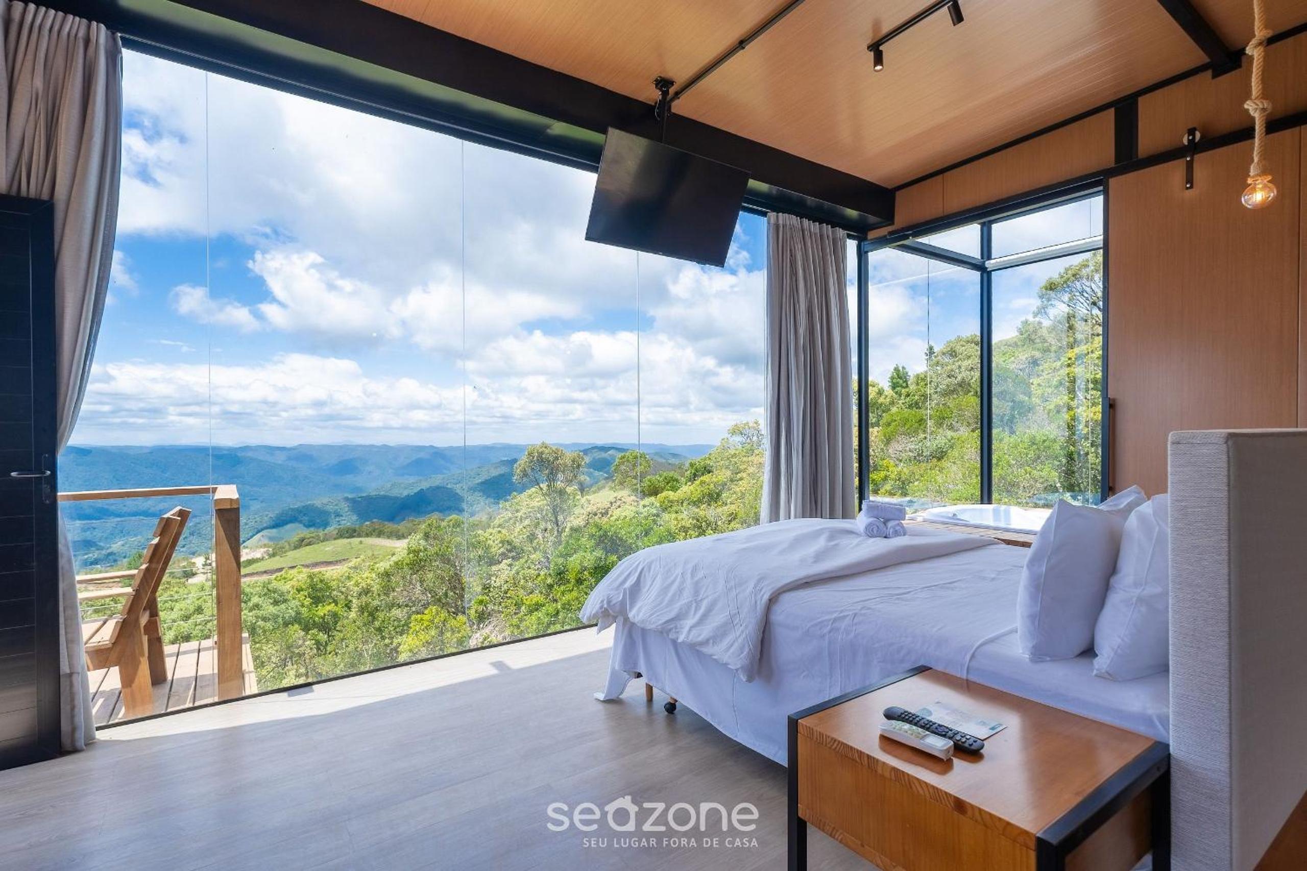 Charming chalet with fireplace and hot tub! VST044