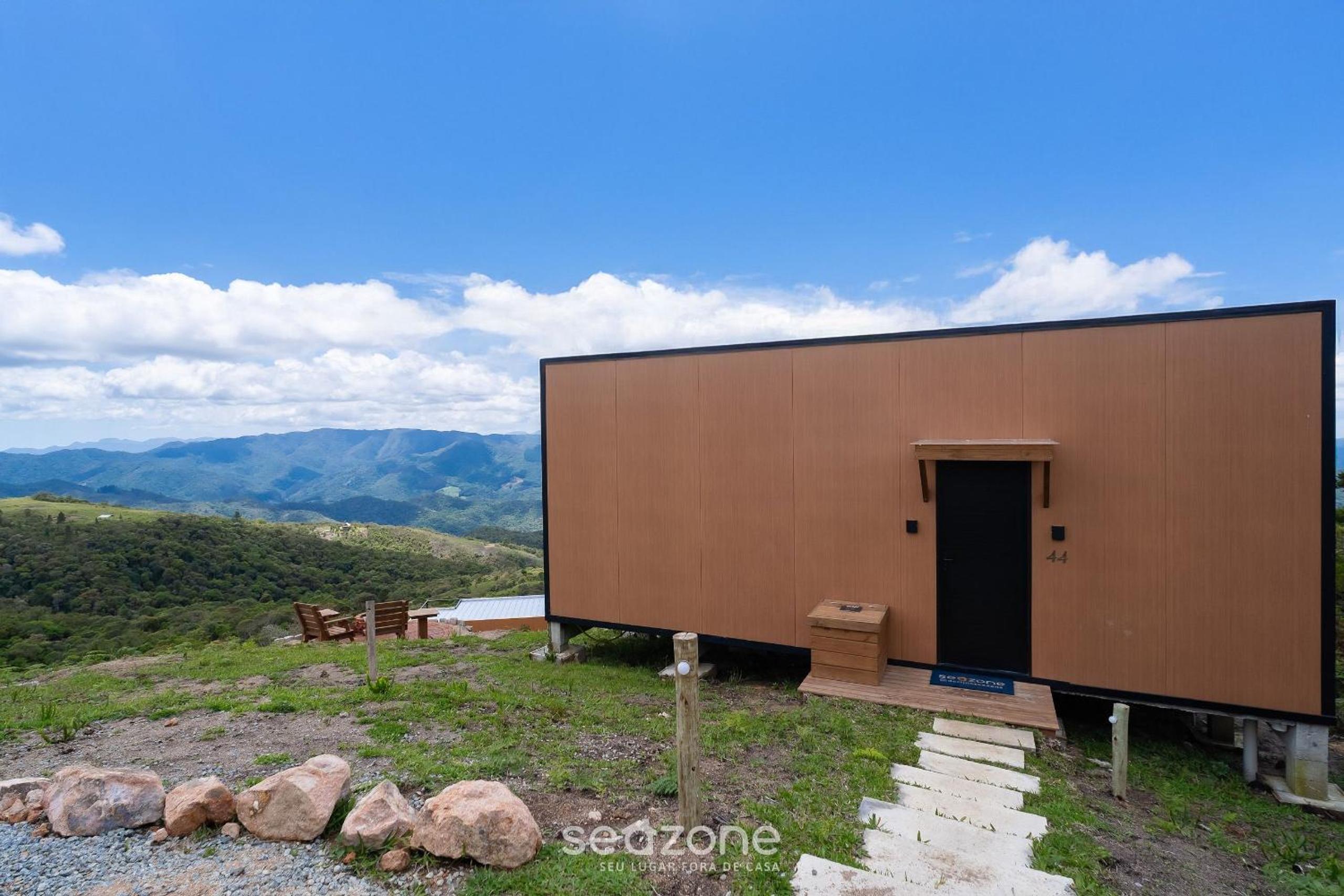 Charming chalet with fireplace and hot tub! VST044