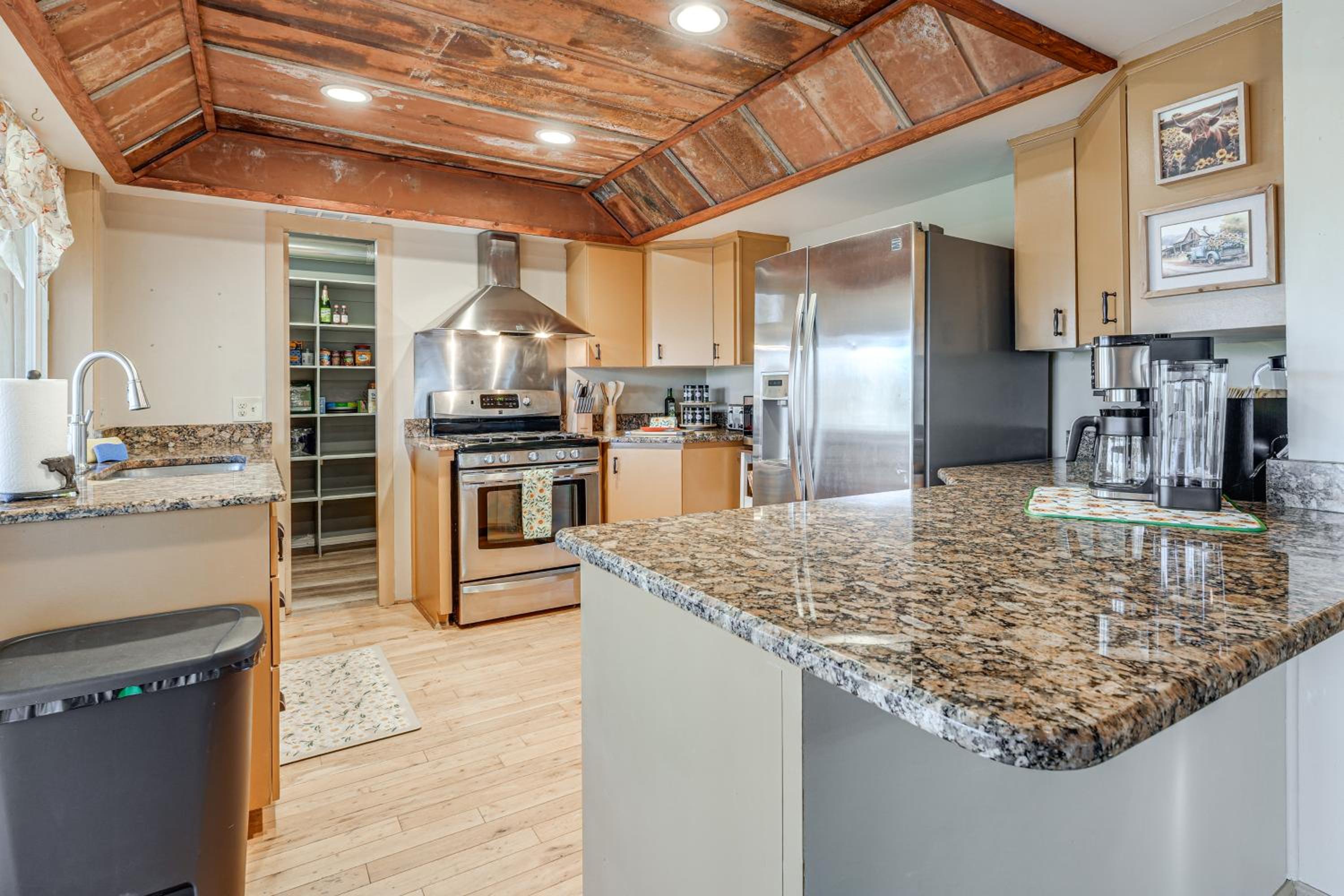 Hot Tub and Views! Squatchs Place in Blairsville