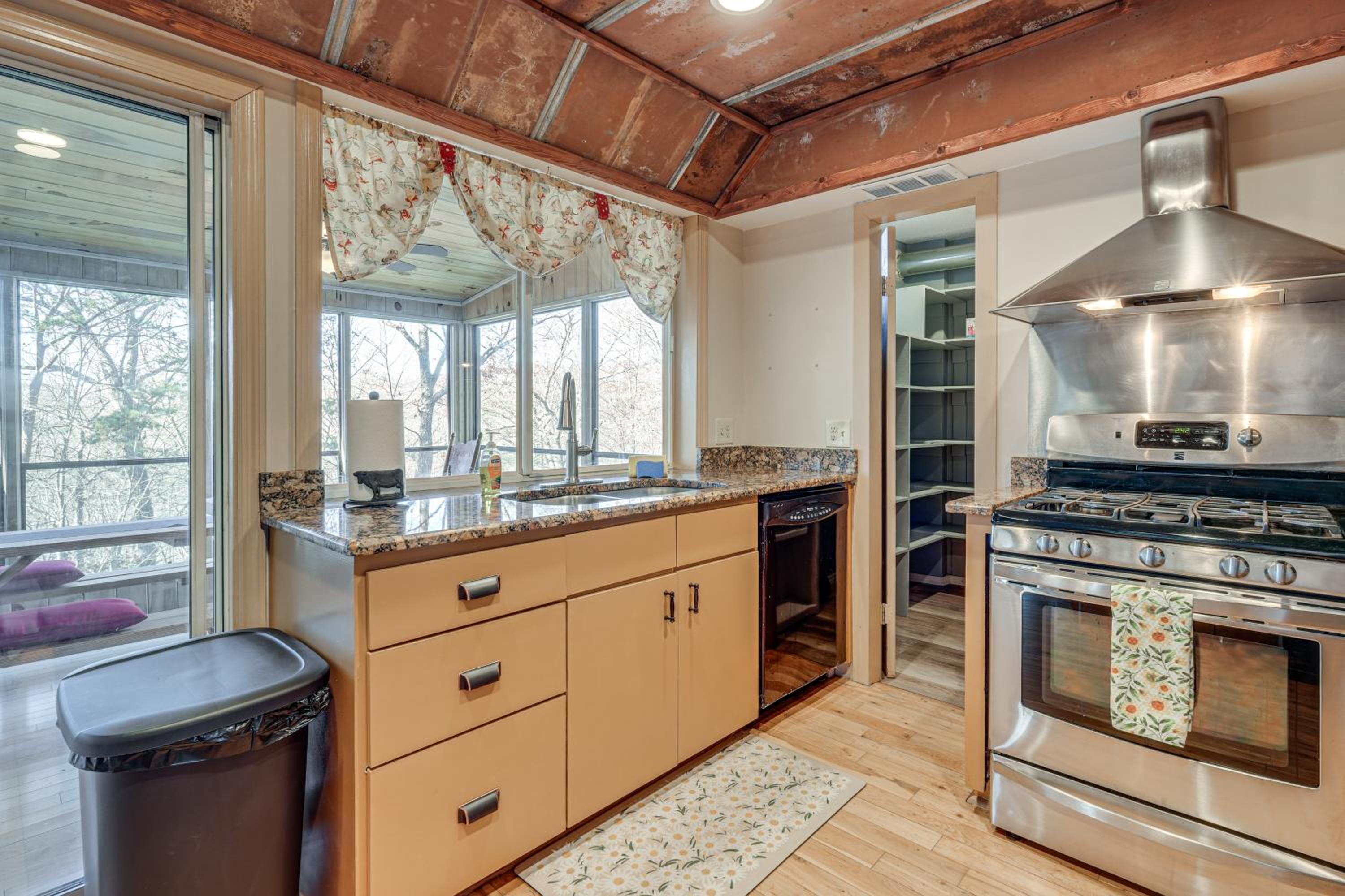 Hot Tub and Views! Squatchs Place in Blairsville