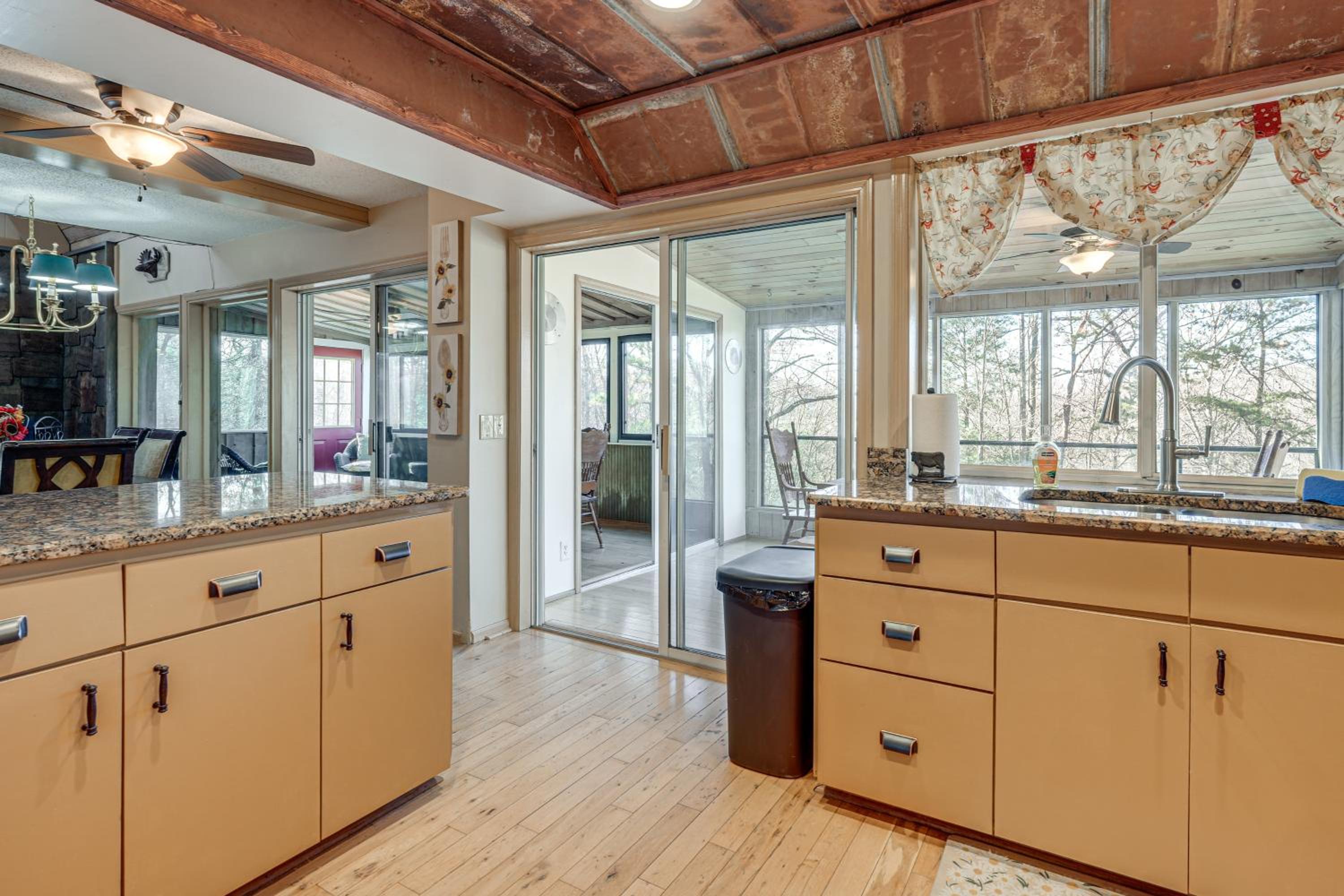 Hot Tub and Views! Squatchs Place in Blairsville