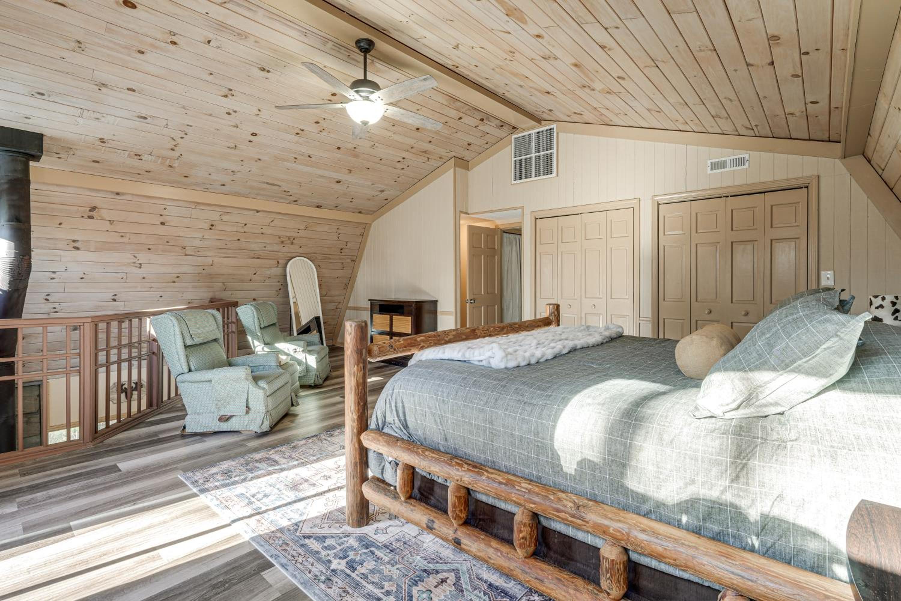 Hot Tub and Views! Squatchs Place in Blairsville