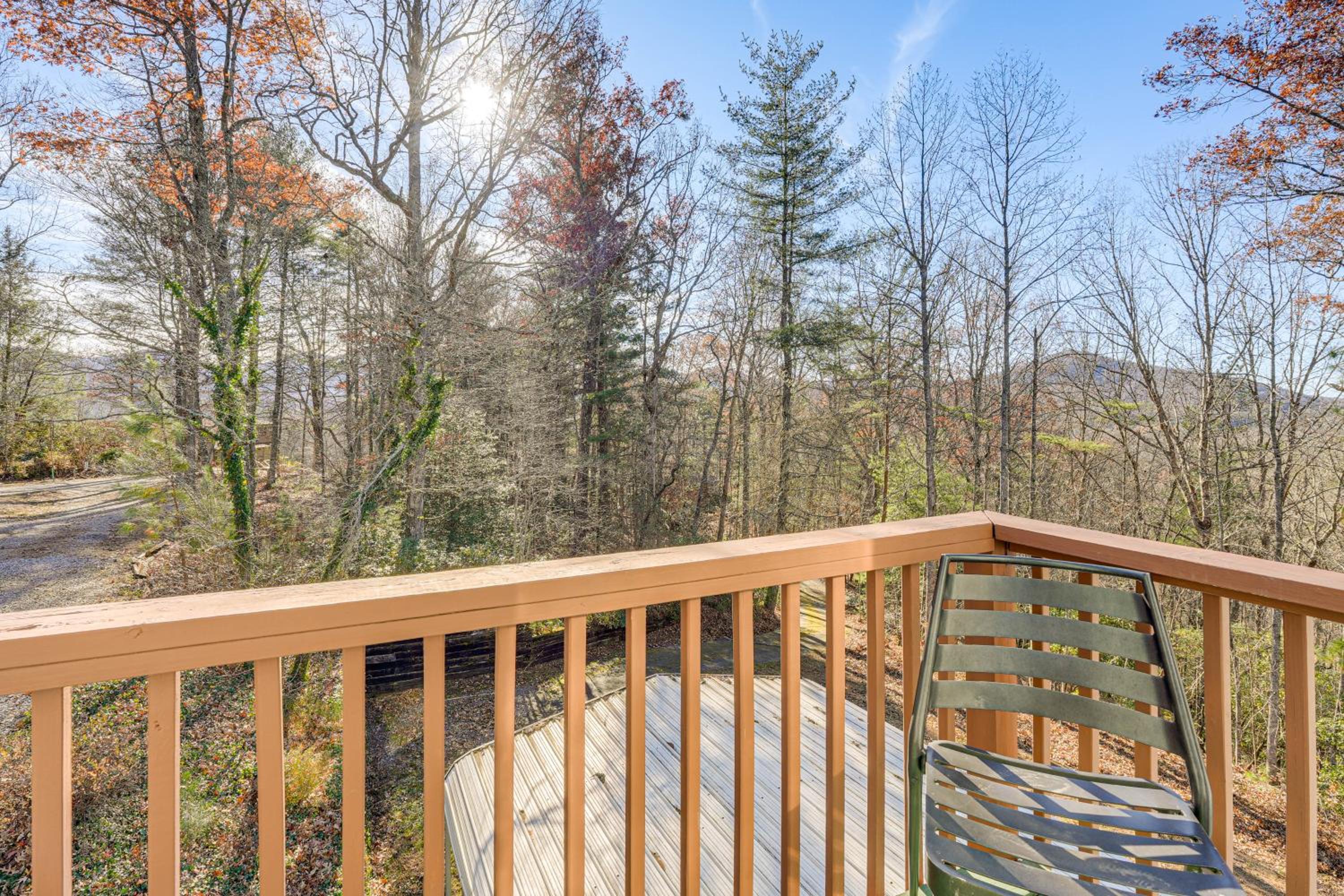 Hot Tub and Views! Squatchs Place in Blairsville