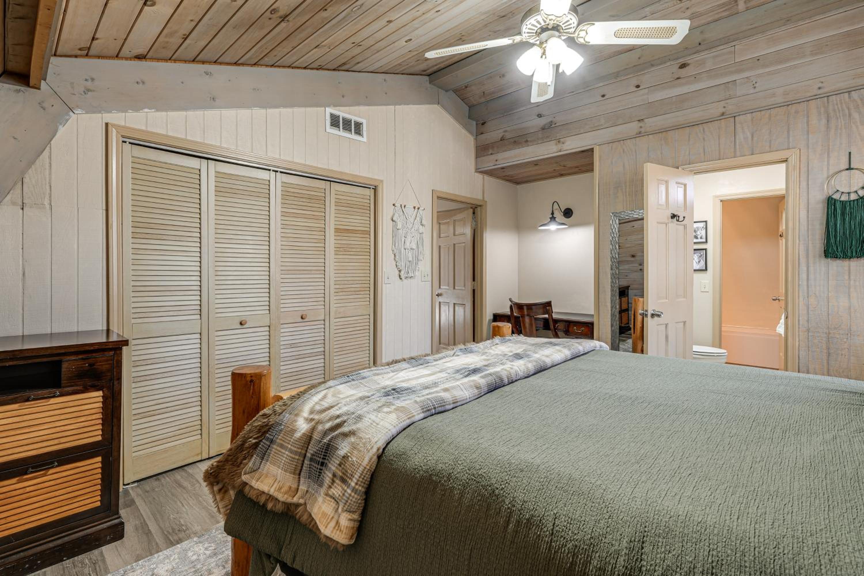 Hot Tub and Views! Squatchs Place in Blairsville