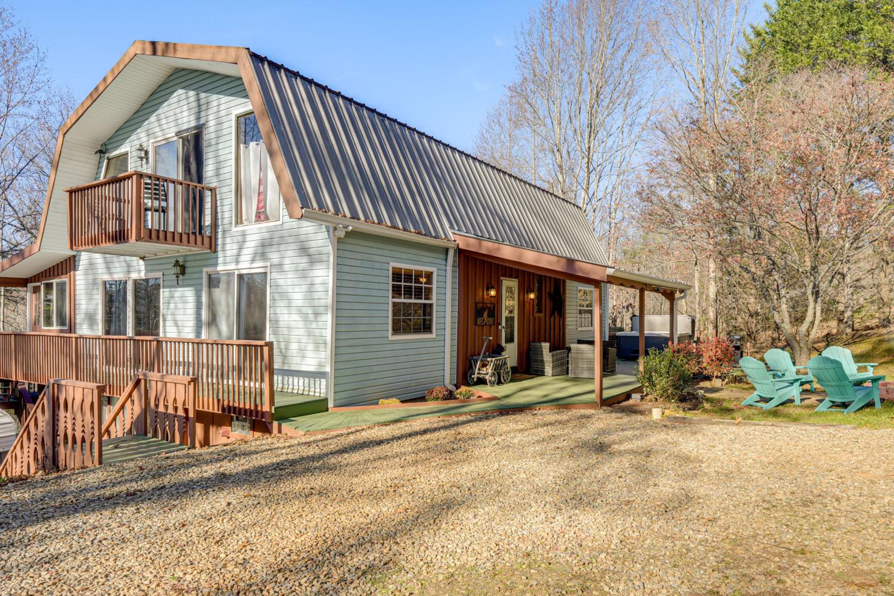 Hot Tub and Views! Squatchs Place in Blairsville