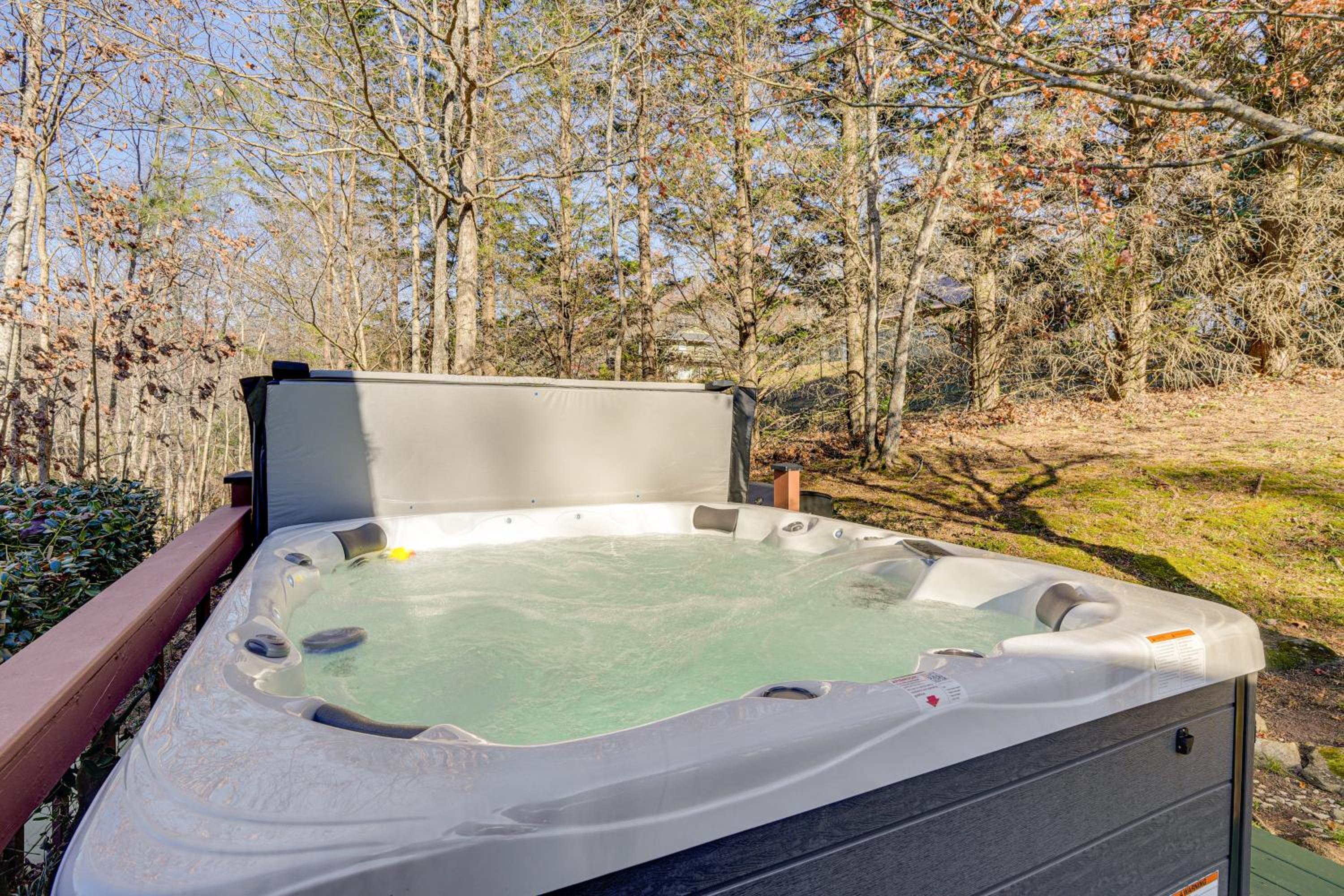 Hot Tub and Views! Squatchs Place in Blairsville
