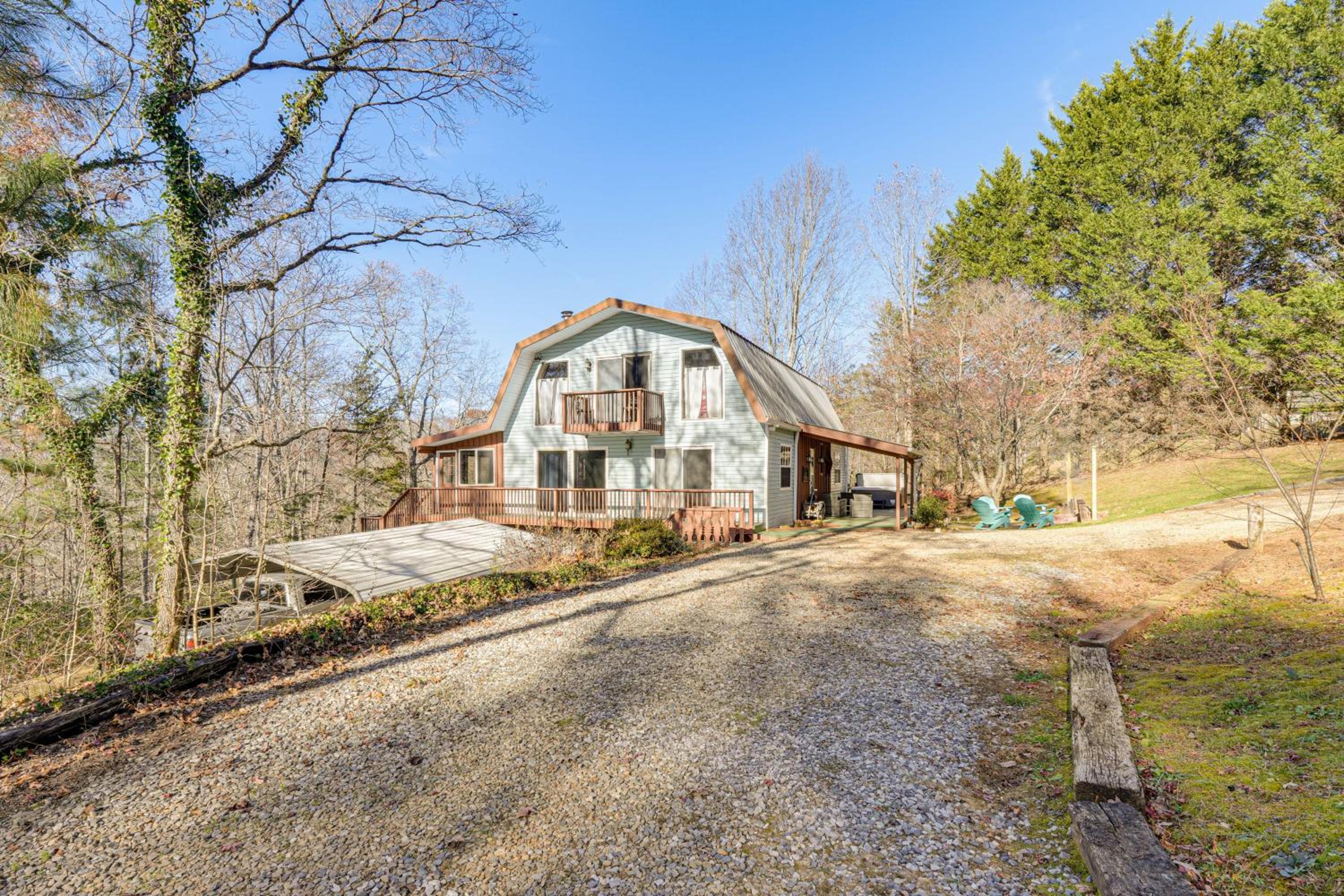 Hot Tub and Views! Squatchs Place in Blairsville