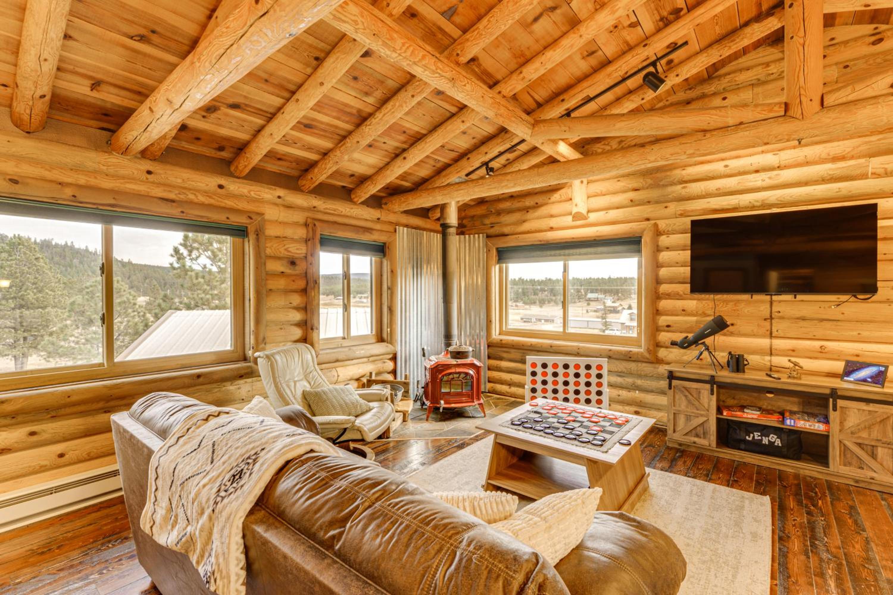 Luxe Multi-Level Cabin 6 Mi to Angel Fire Resort!