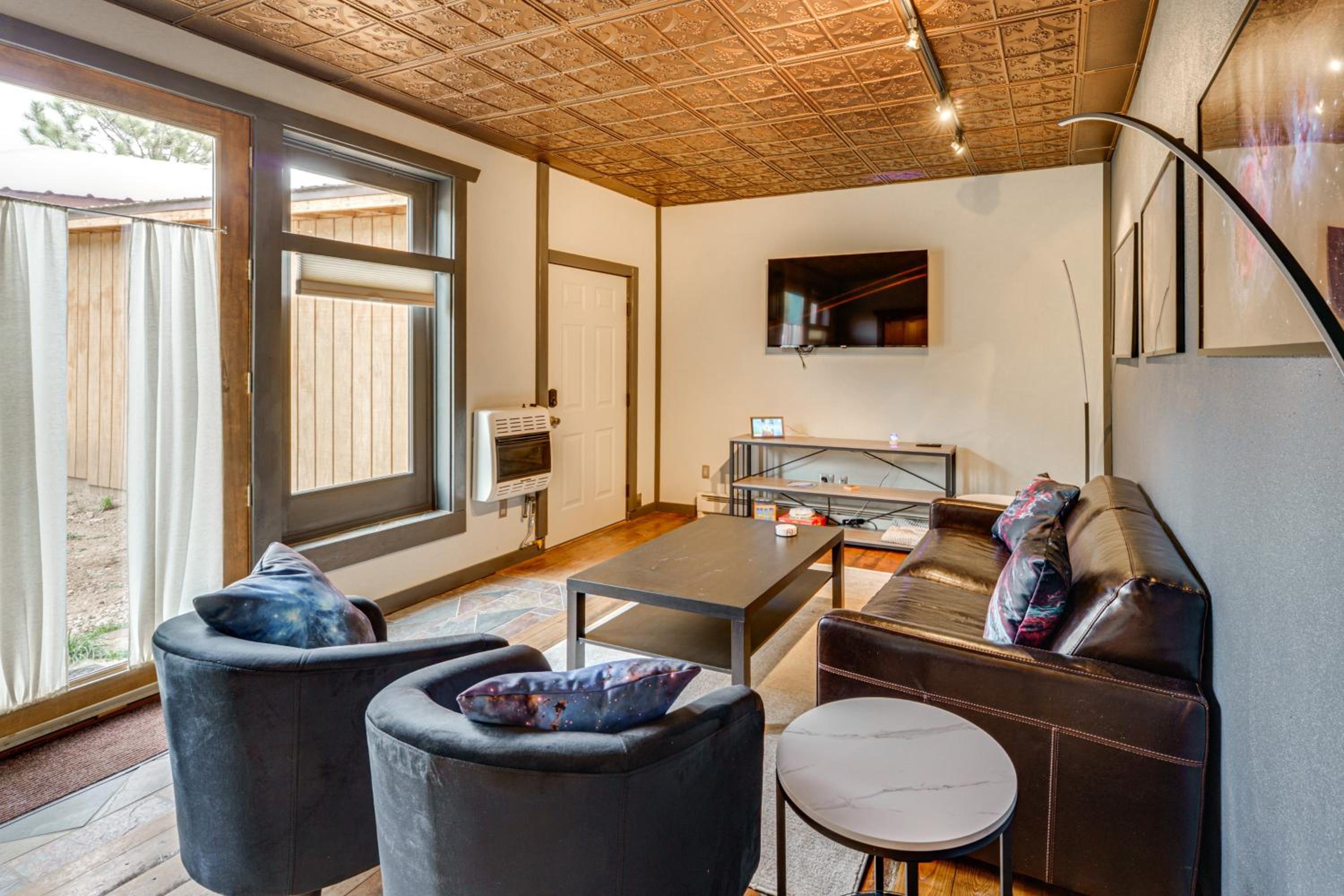 Luxe Multi-Level Cabin 6 Mi to Angel Fire Resort!