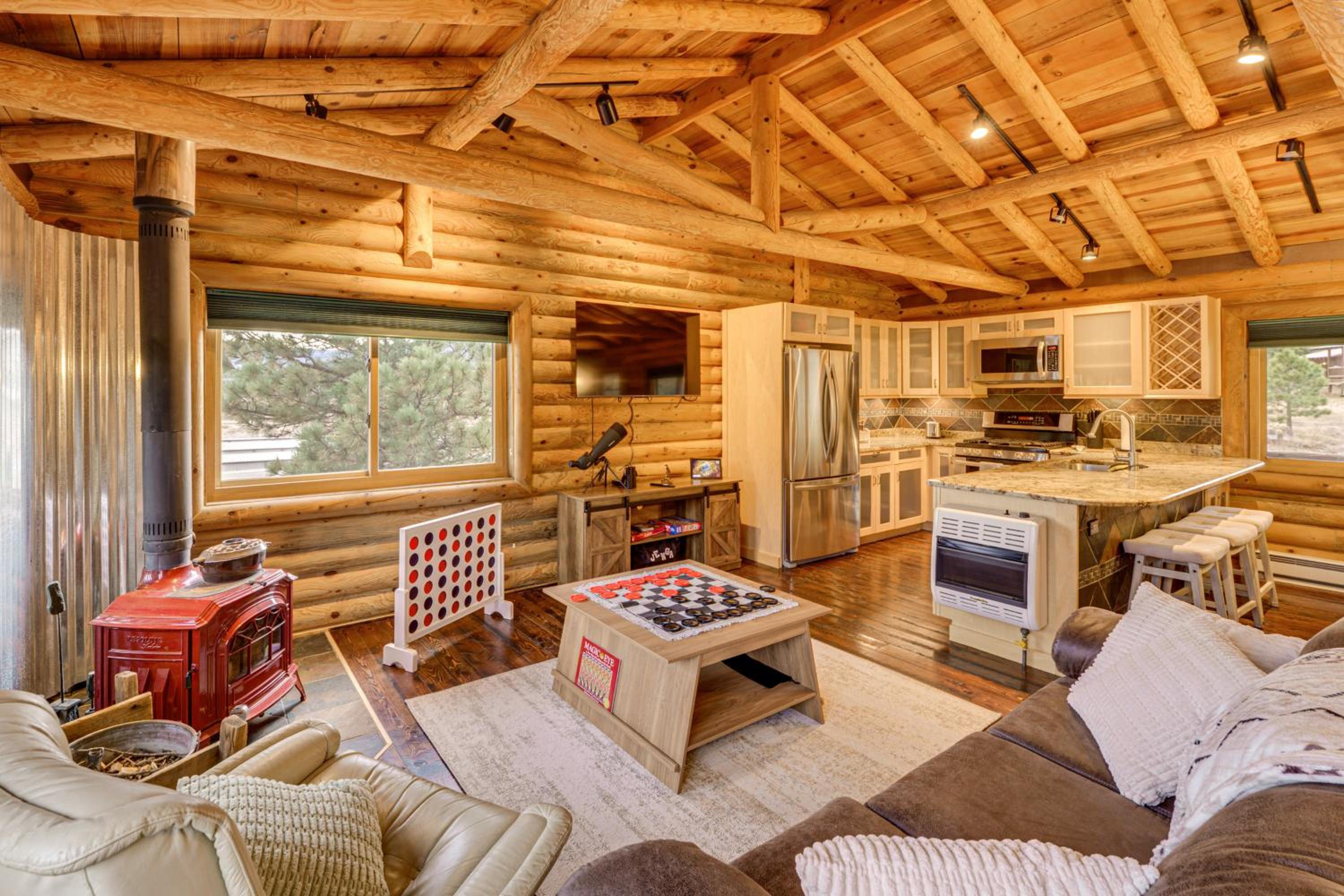 Luxe Multi-Level Cabin 6 Mi to Angel Fire Resort!