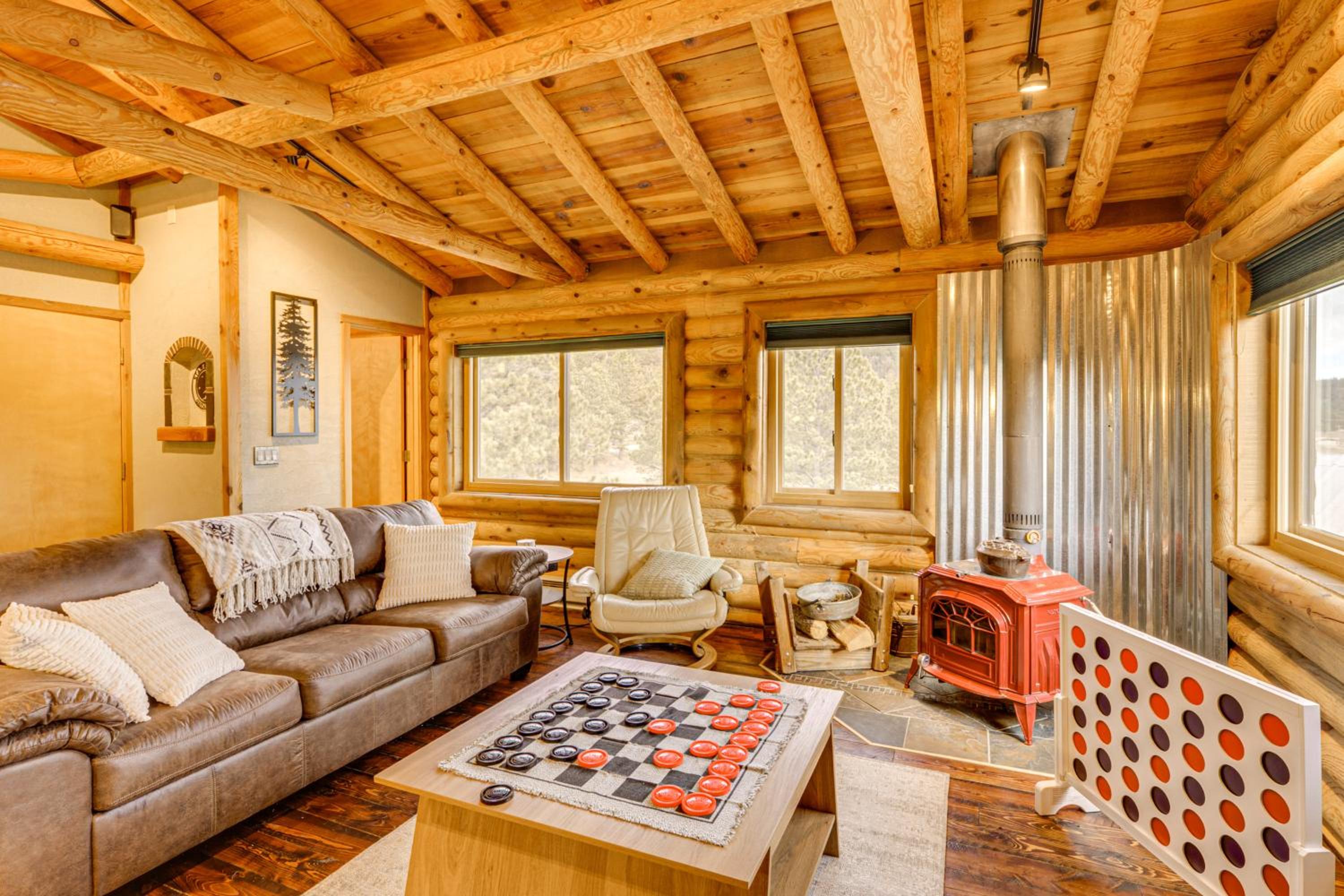 Luxe Multi-Level Cabin 6 Mi to Angel Fire Resort!