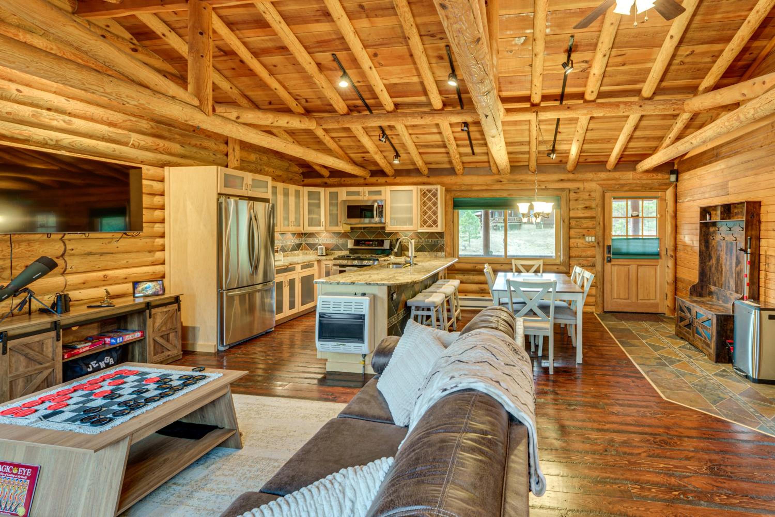 Luxe Multi-Level Cabin 6 Mi to Angel Fire Resort!