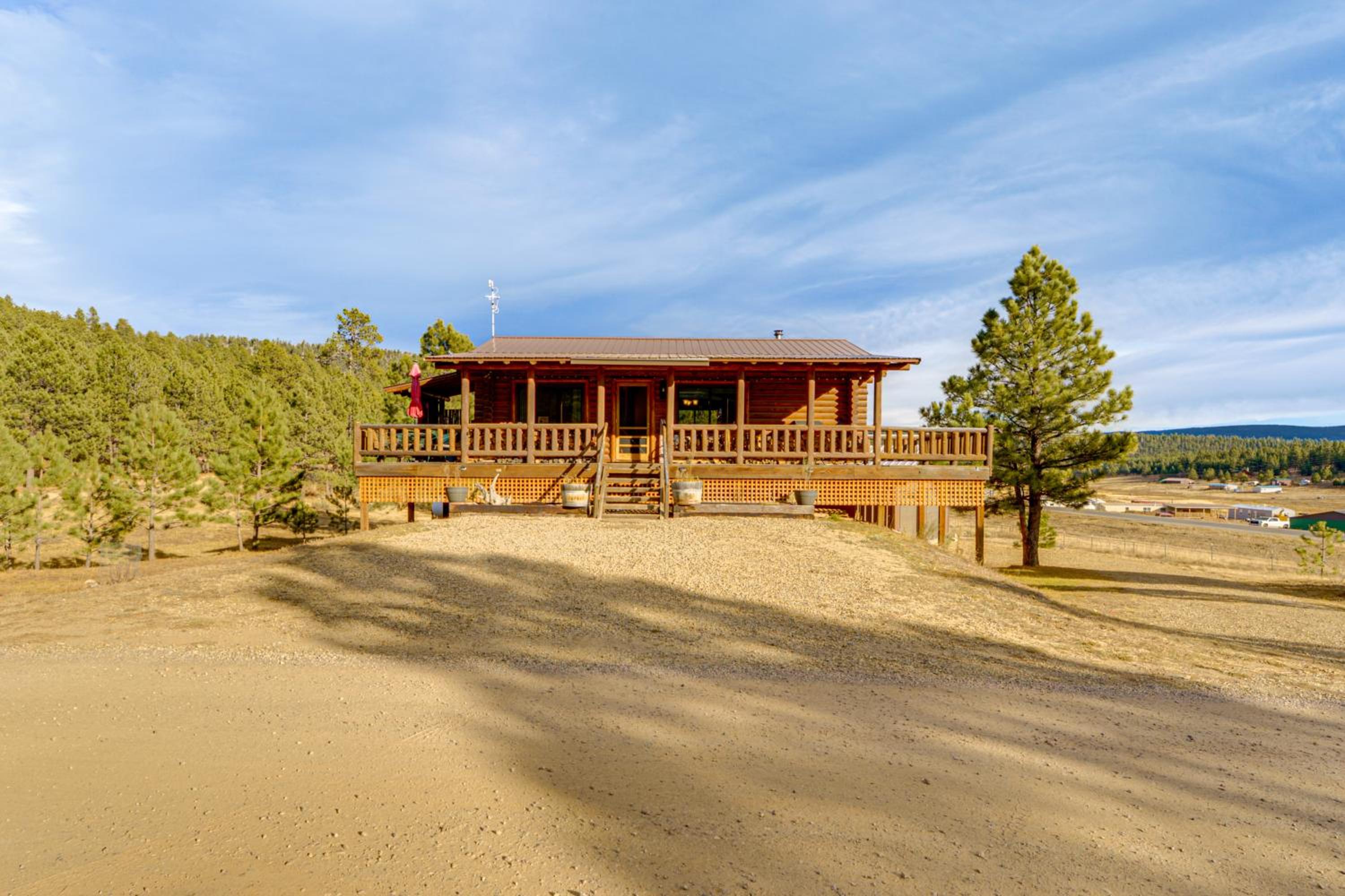 Luxe Multi-Level Cabin 6 Mi to Angel Fire Resort!
