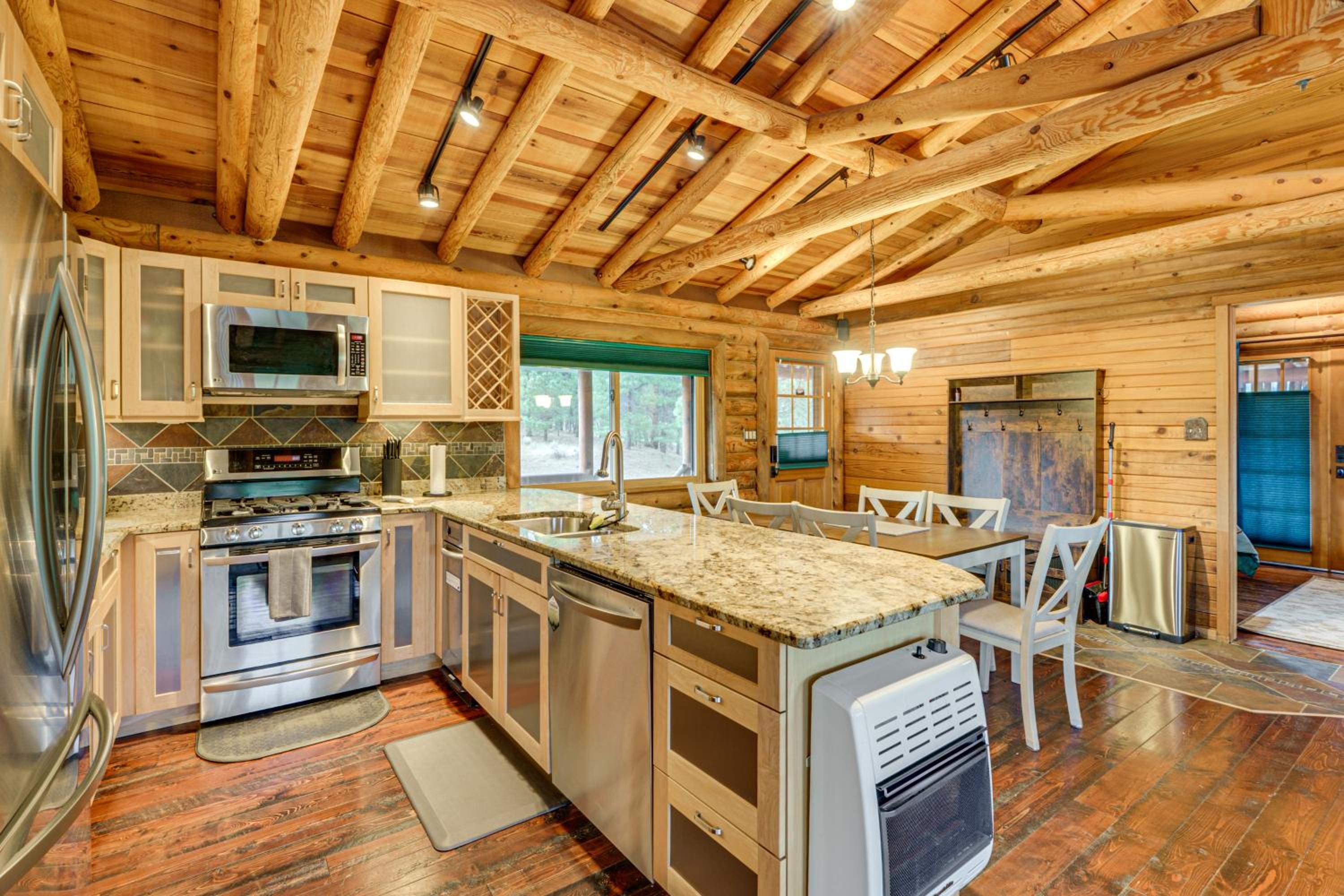 Luxe Multi-Level Cabin 6 Mi to Angel Fire Resort!