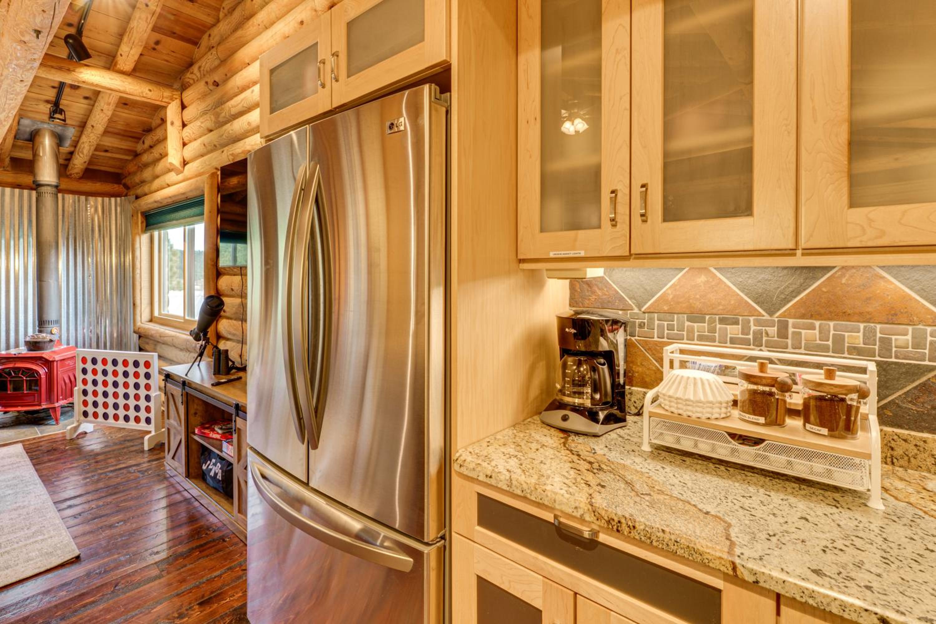 Luxe Multi-Level Cabin 6 Mi to Angel Fire Resort!