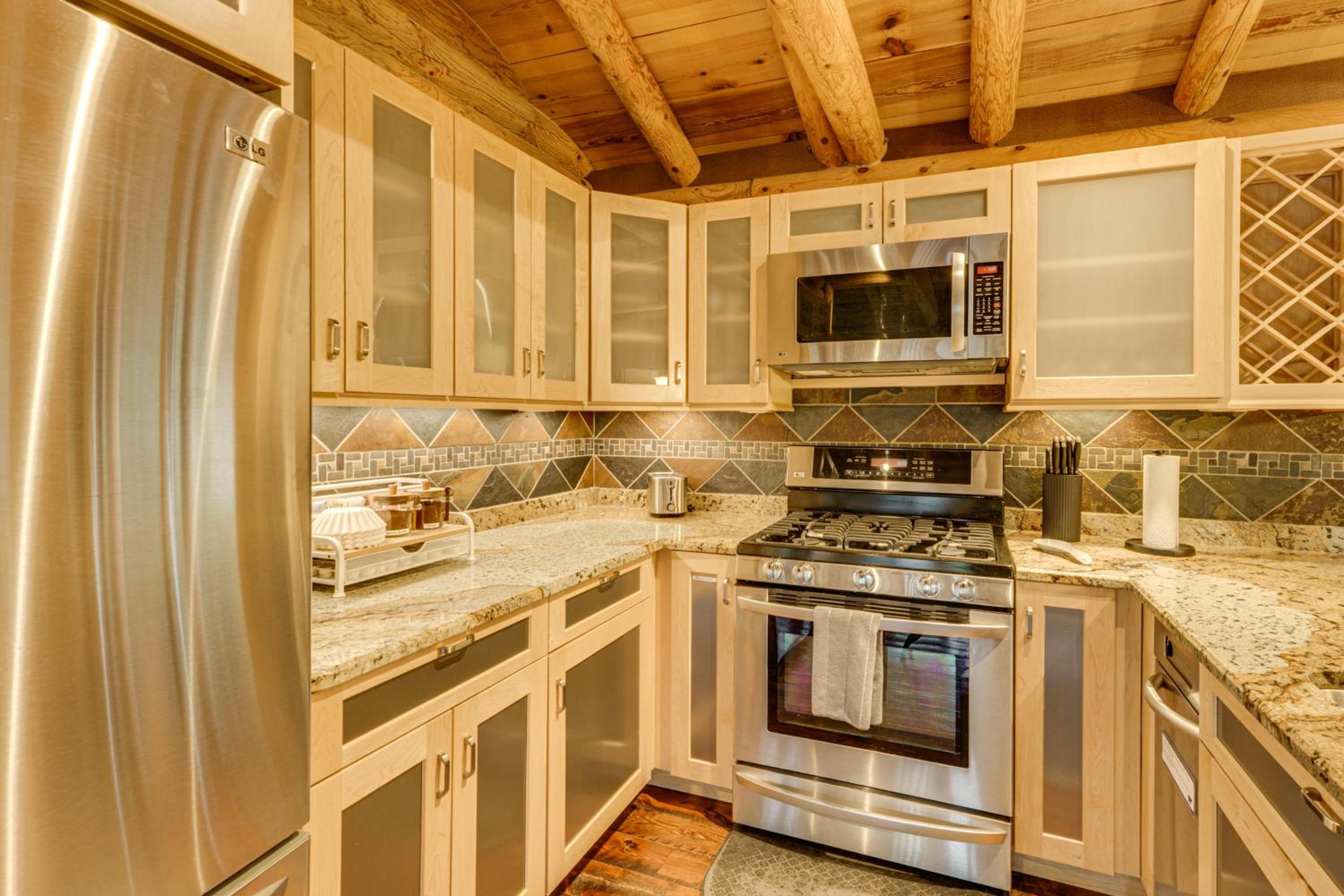 Luxe Multi-Level Cabin 6 Mi to Angel Fire Resort!