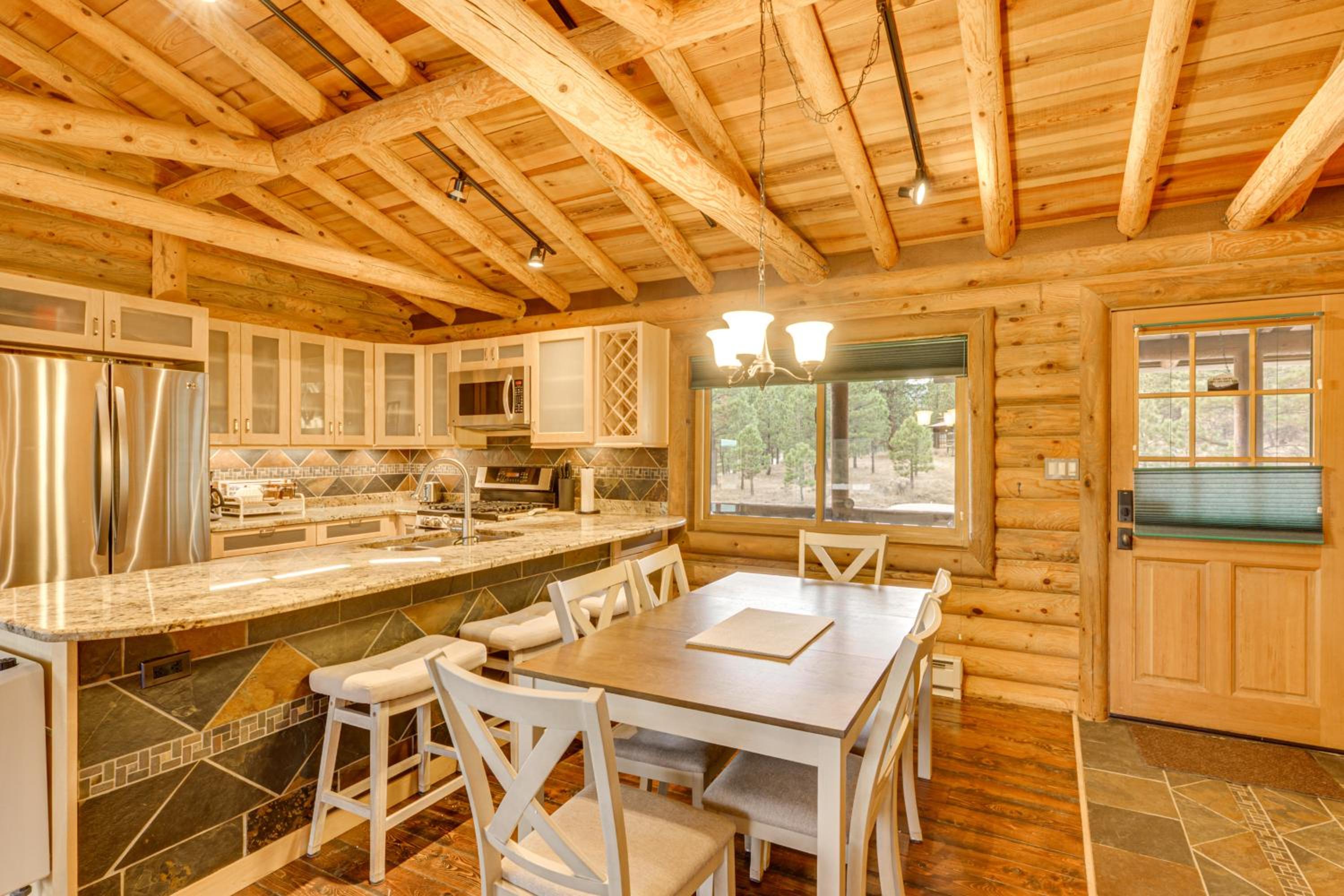 Luxe Multi-Level Cabin 6 Mi to Angel Fire Resort!