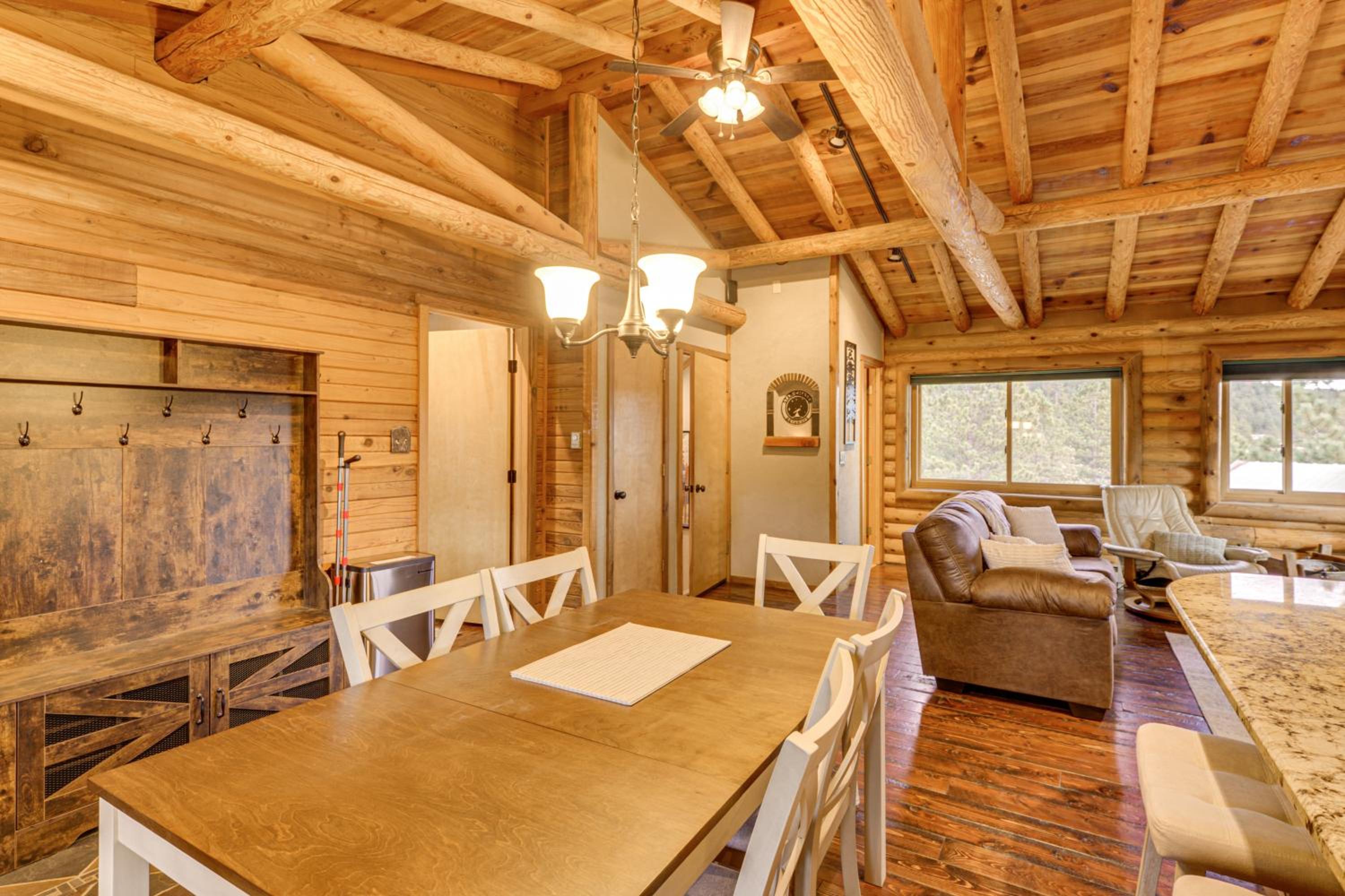 Luxe Multi-Level Cabin 6 Mi to Angel Fire Resort!