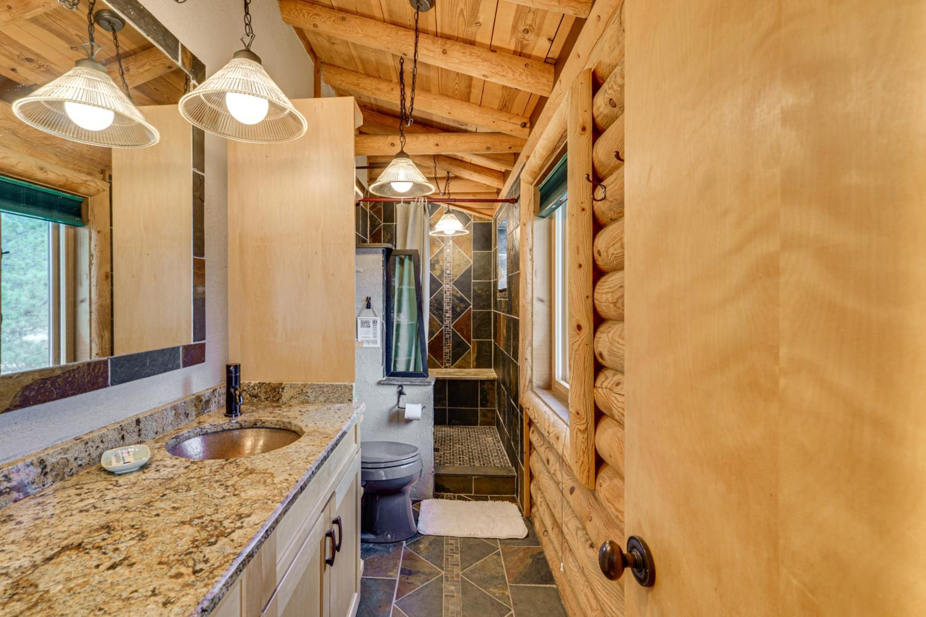 Luxe Multi-Level Cabin 6 Mi to Angel Fire Resort!