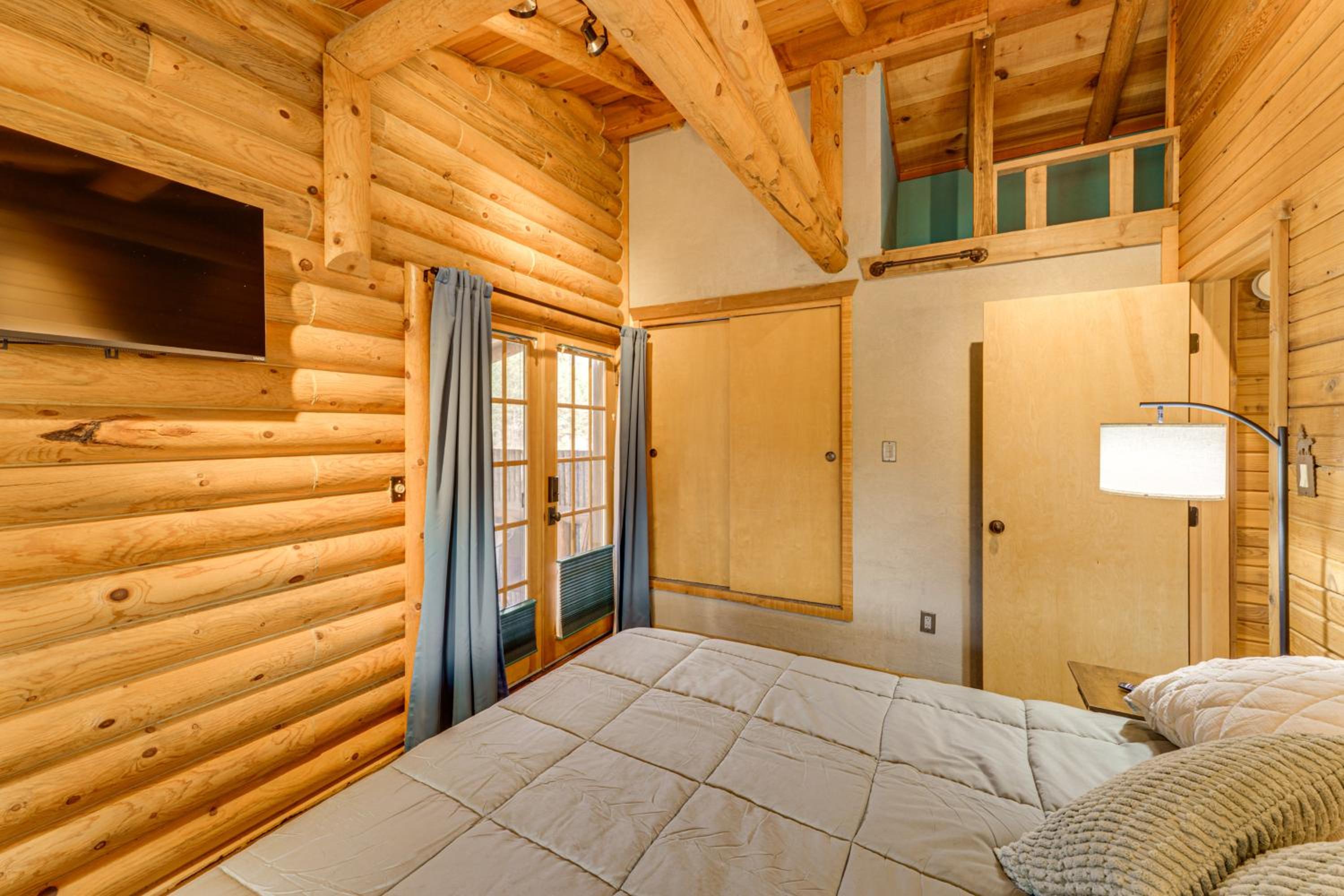 Luxe Multi-Level Cabin 6 Mi to Angel Fire Resort!