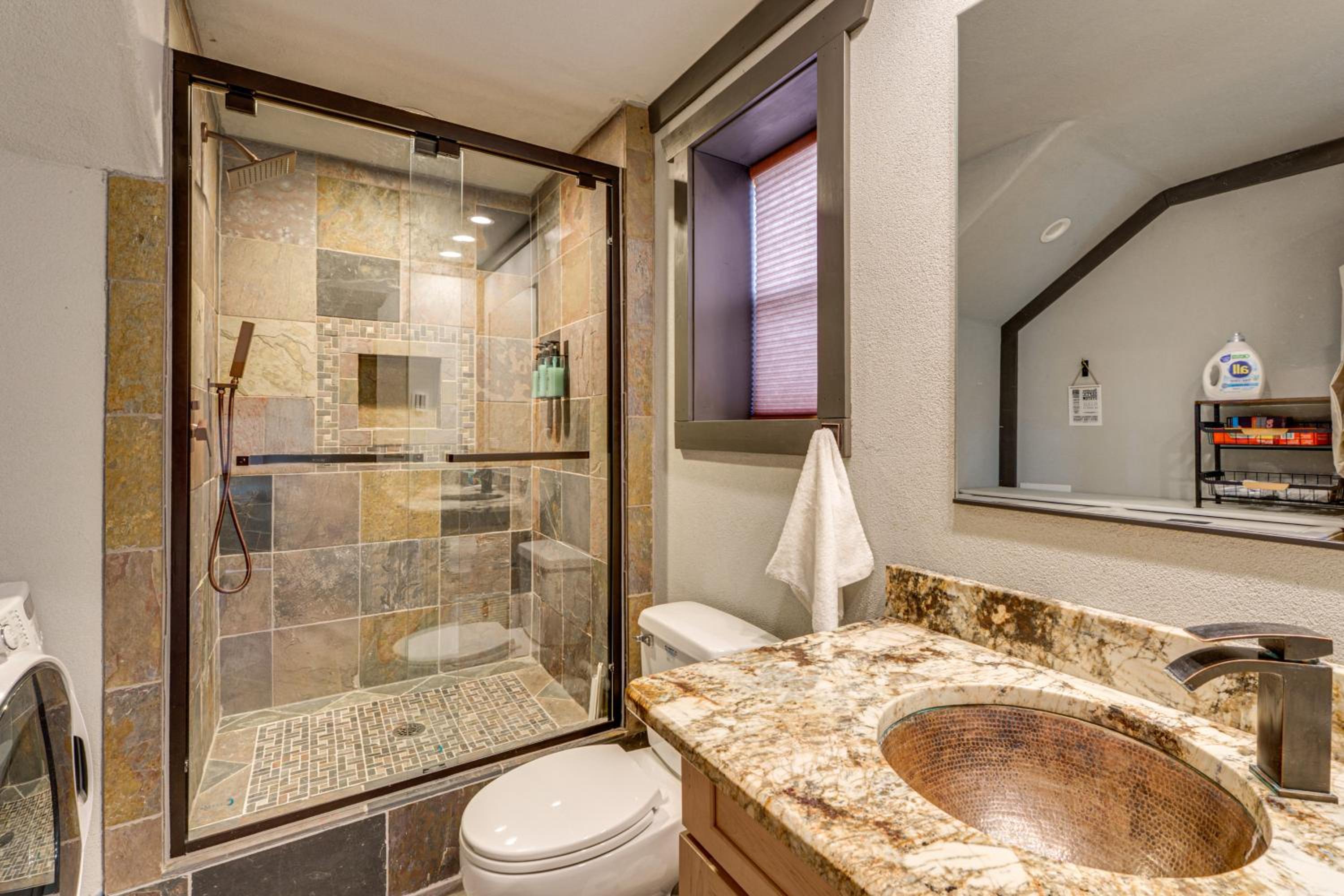 Luxe Multi-Level Cabin 6 Mi to Angel Fire Resort!
