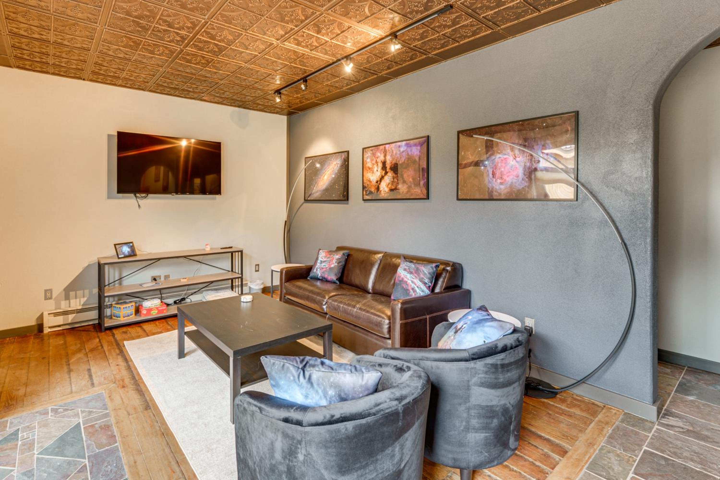 Luxe Multi-Level Cabin 6 Mi to Angel Fire Resort!