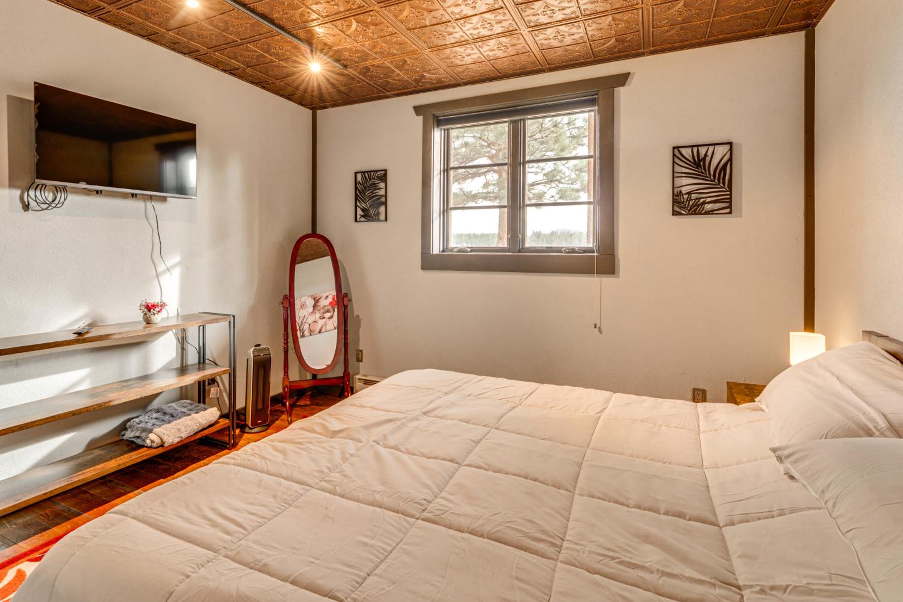 Luxe Multi-Level Cabin 6 Mi to Angel Fire Resort!