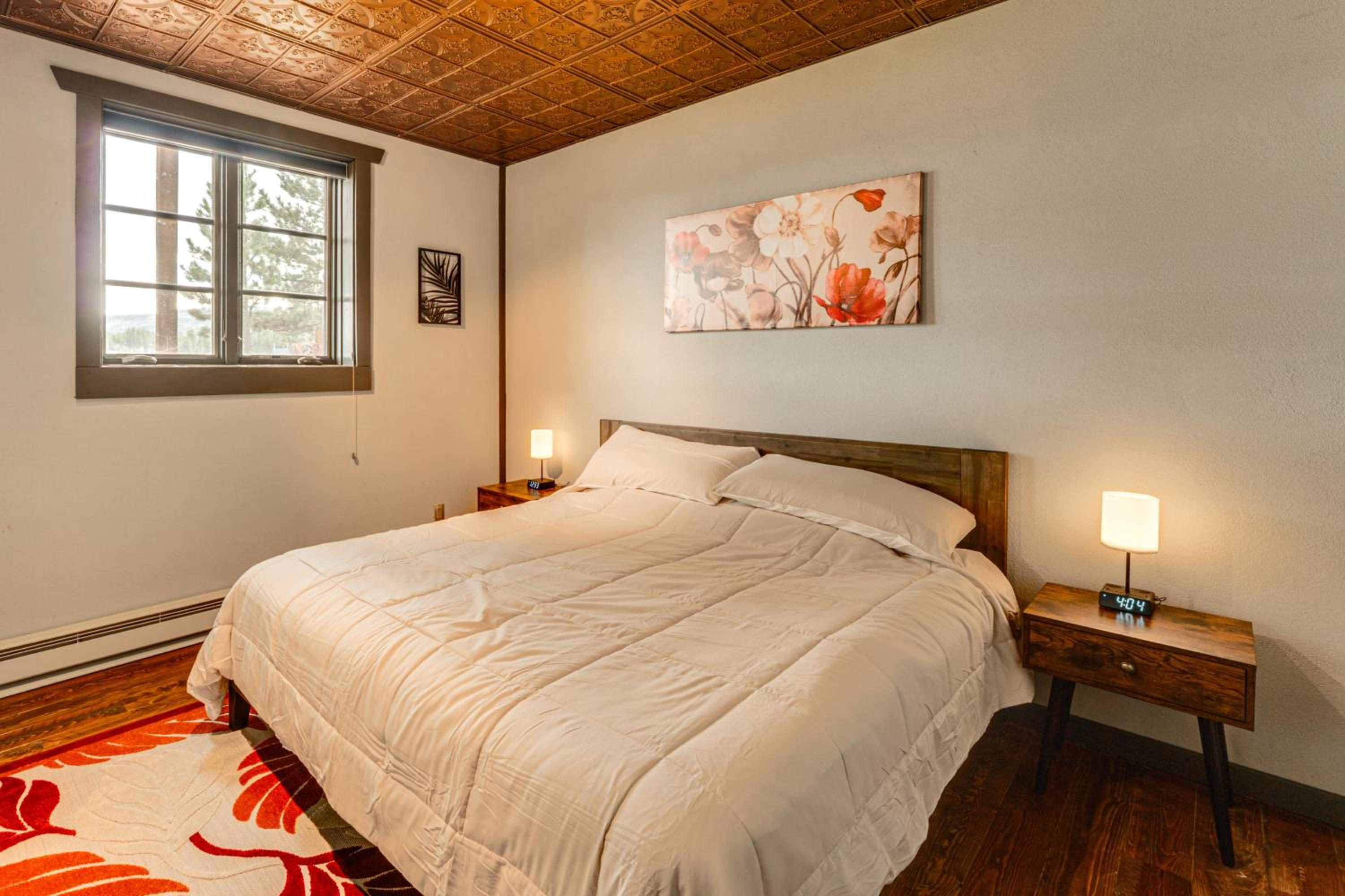 Luxe Multi-Level Cabin 6 Mi to Angel Fire Resort!