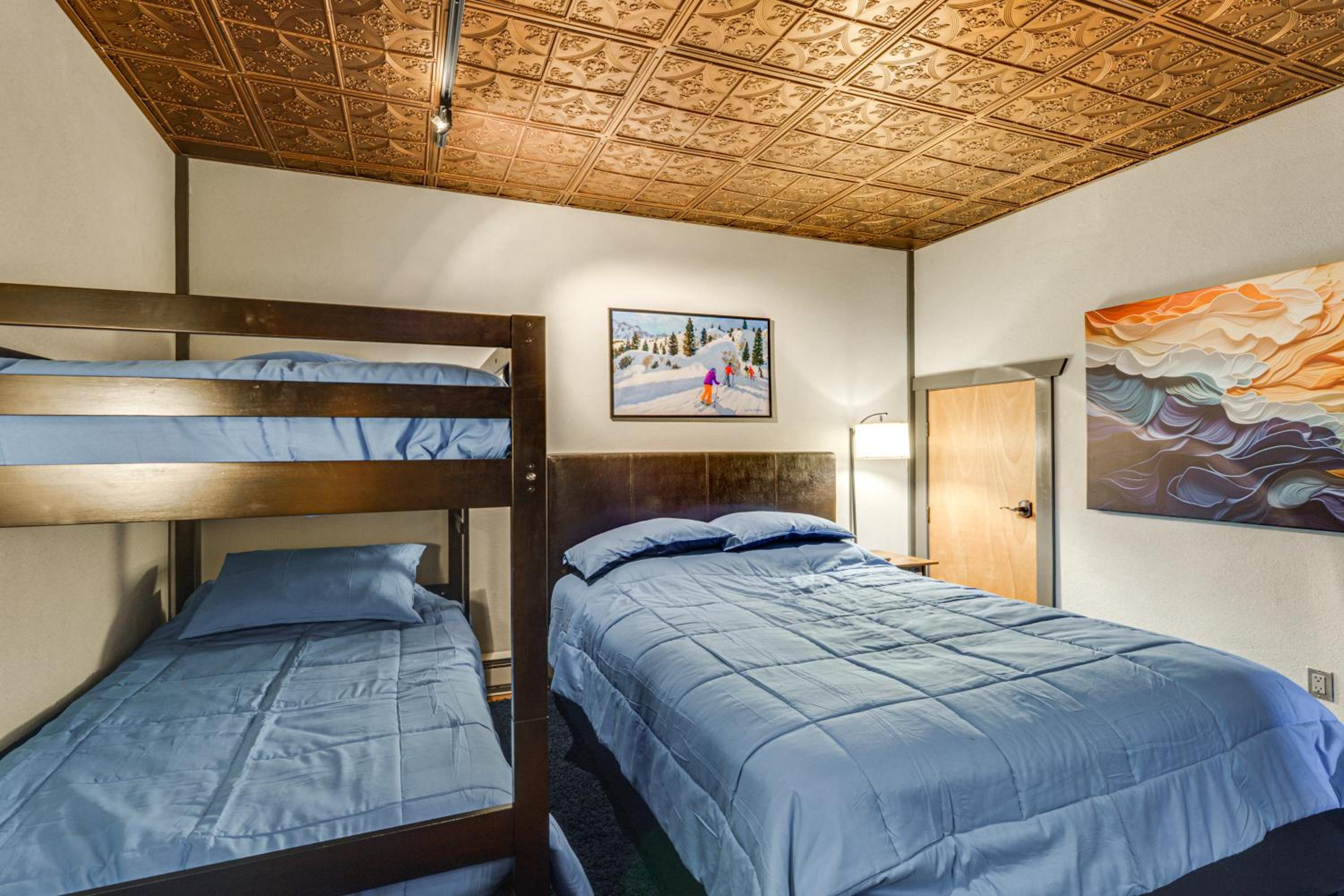 Luxe Multi-Level Cabin 6 Mi to Angel Fire Resort!