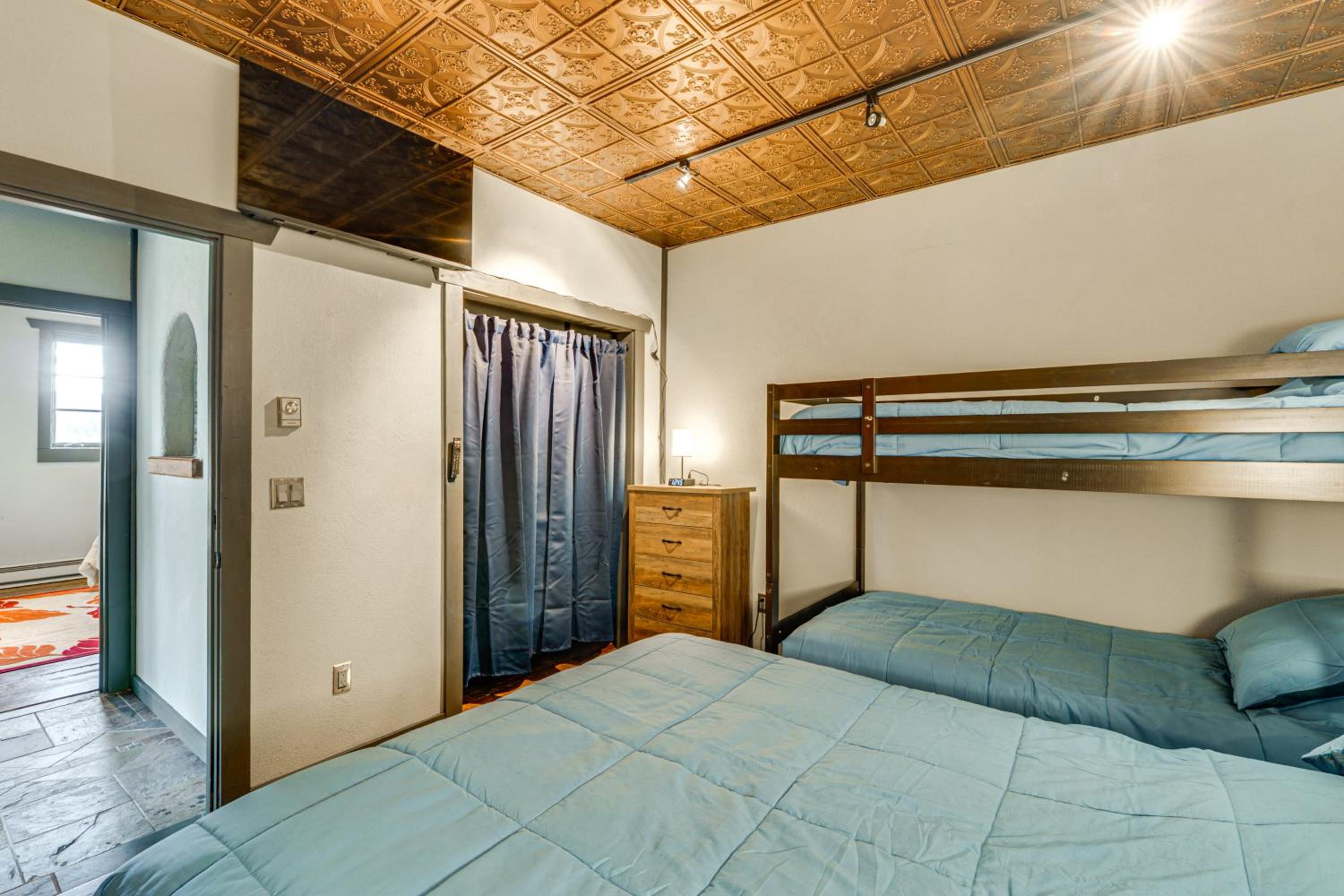 Luxe Multi-Level Cabin 6 Mi to Angel Fire Resort!