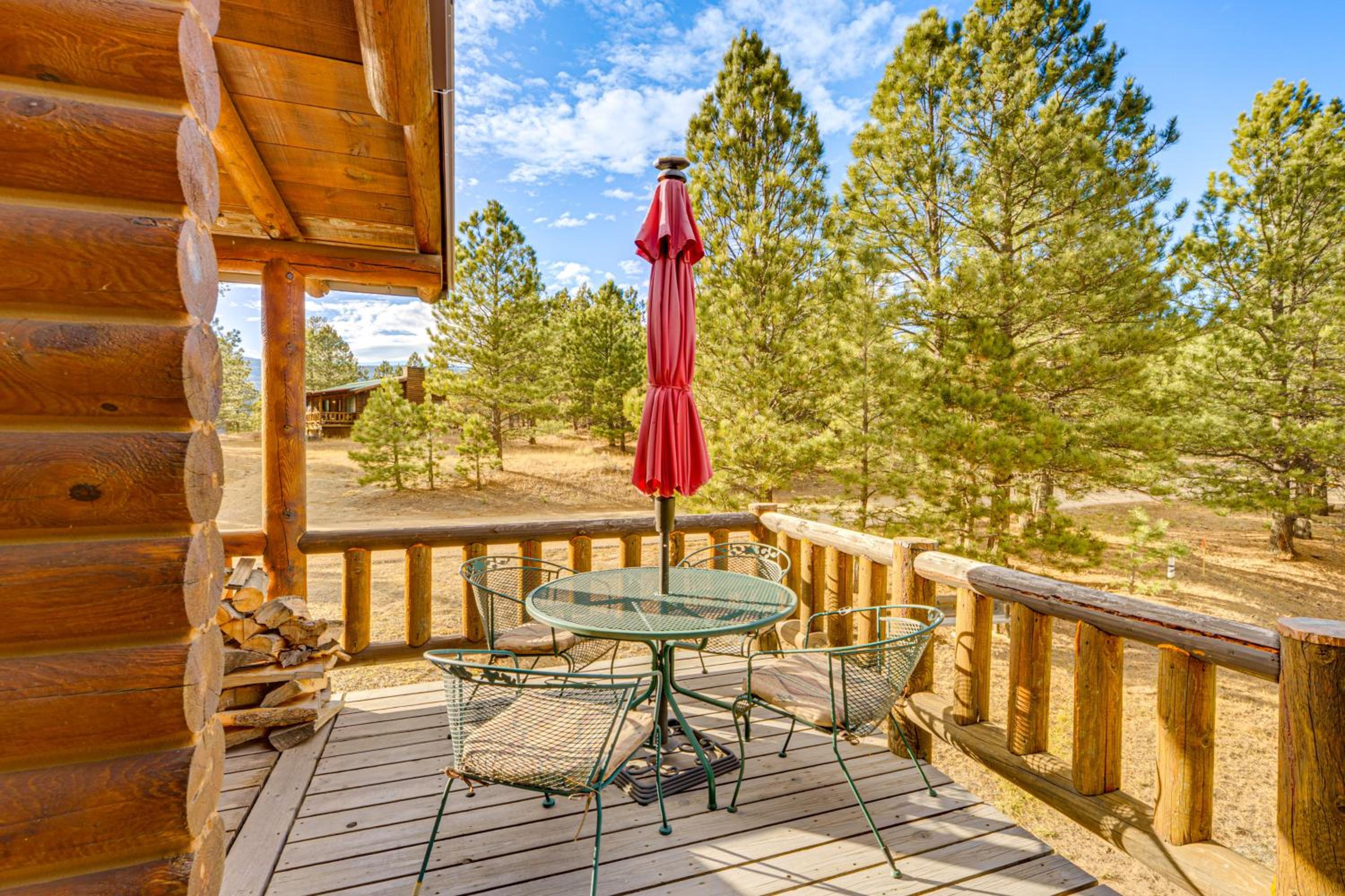 Luxe Multi-Level Cabin 6 Mi to Angel Fire Resort!