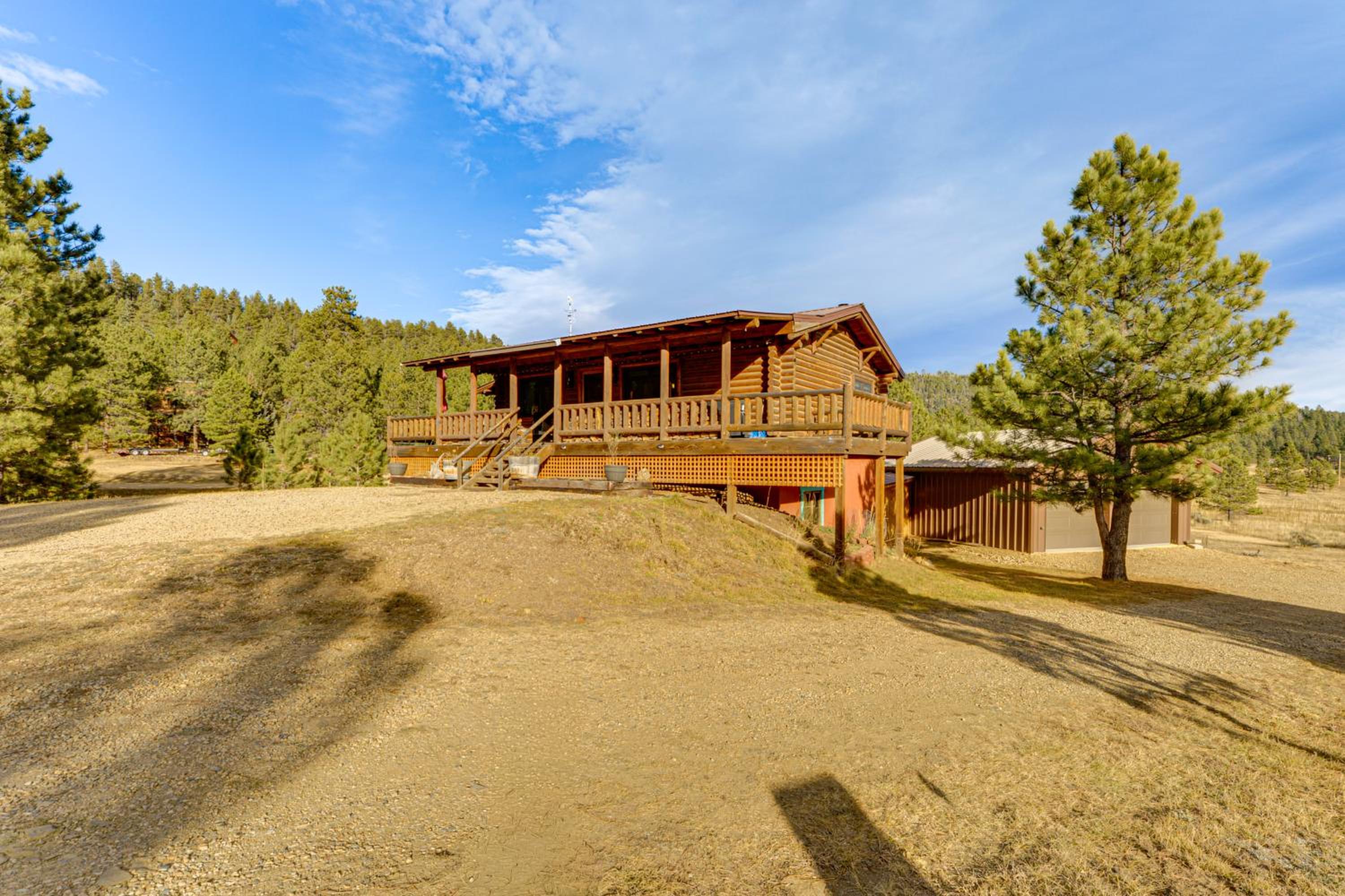 Luxe Multi-Level Cabin 6 Mi to Angel Fire Resort!