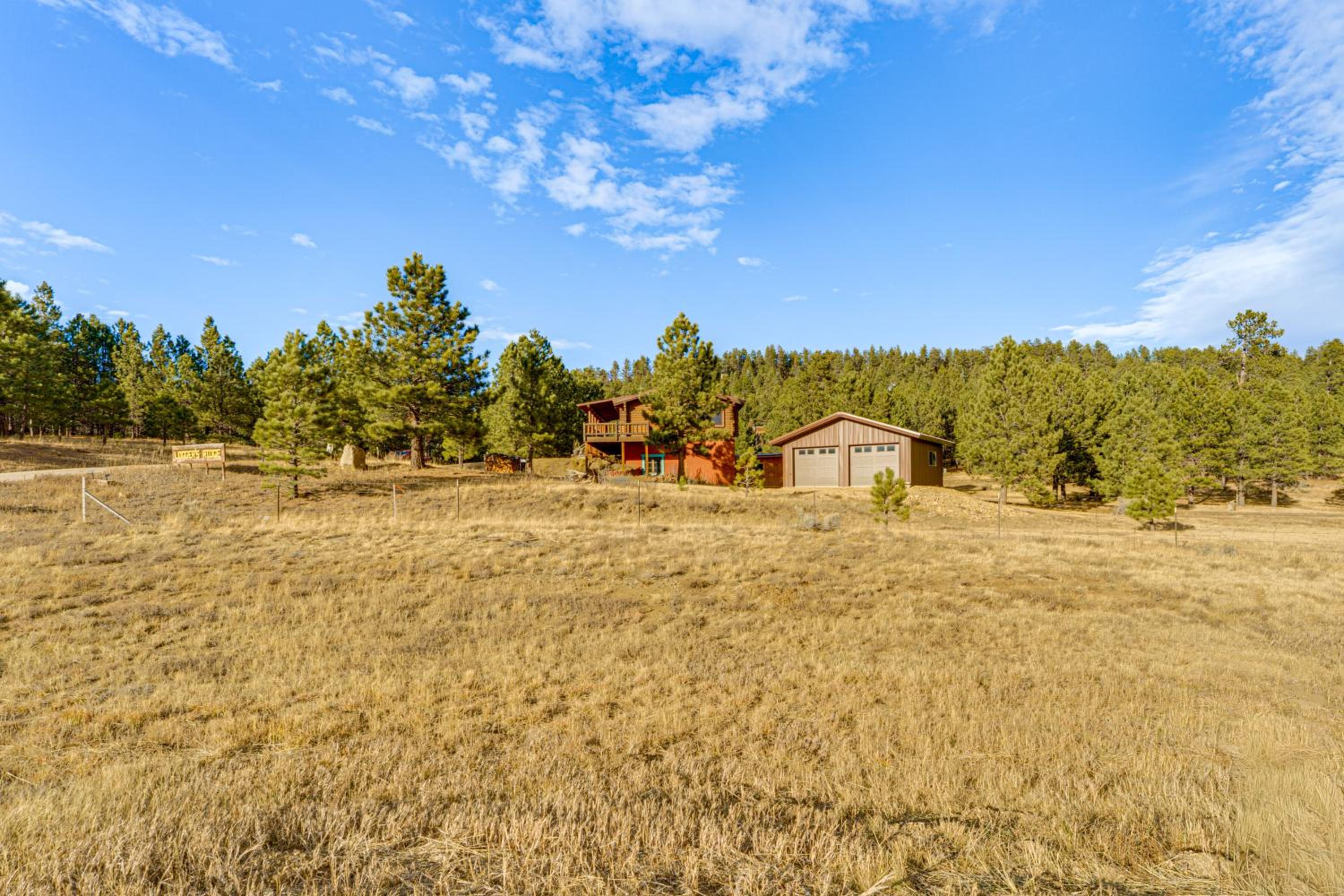 Luxe Multi-Level Cabin 6 Mi to Angel Fire Resort!