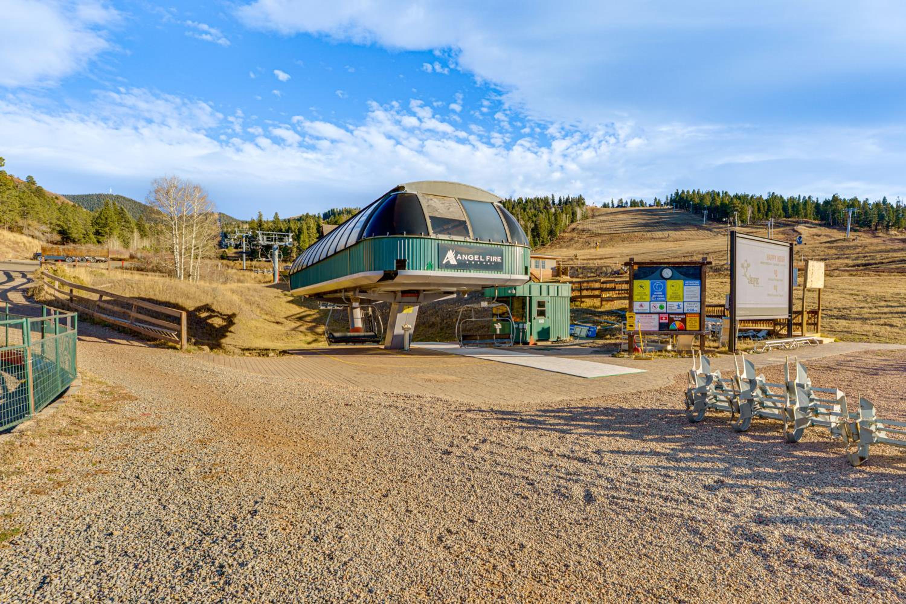 Luxe Multi-Level Cabin 6 Mi to Angel Fire Resort!