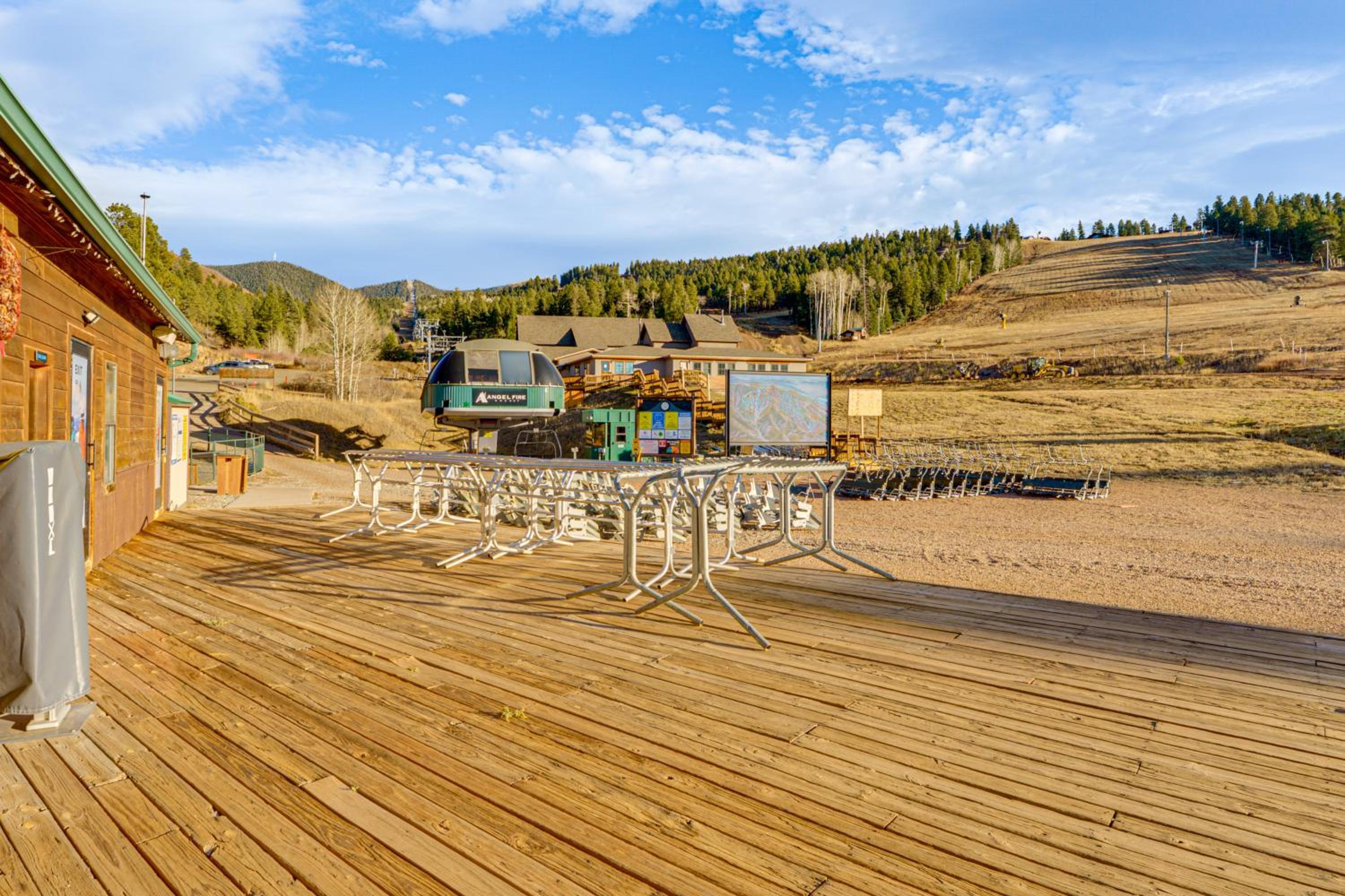 Luxe Multi-Level Cabin 6 Mi to Angel Fire Resort!