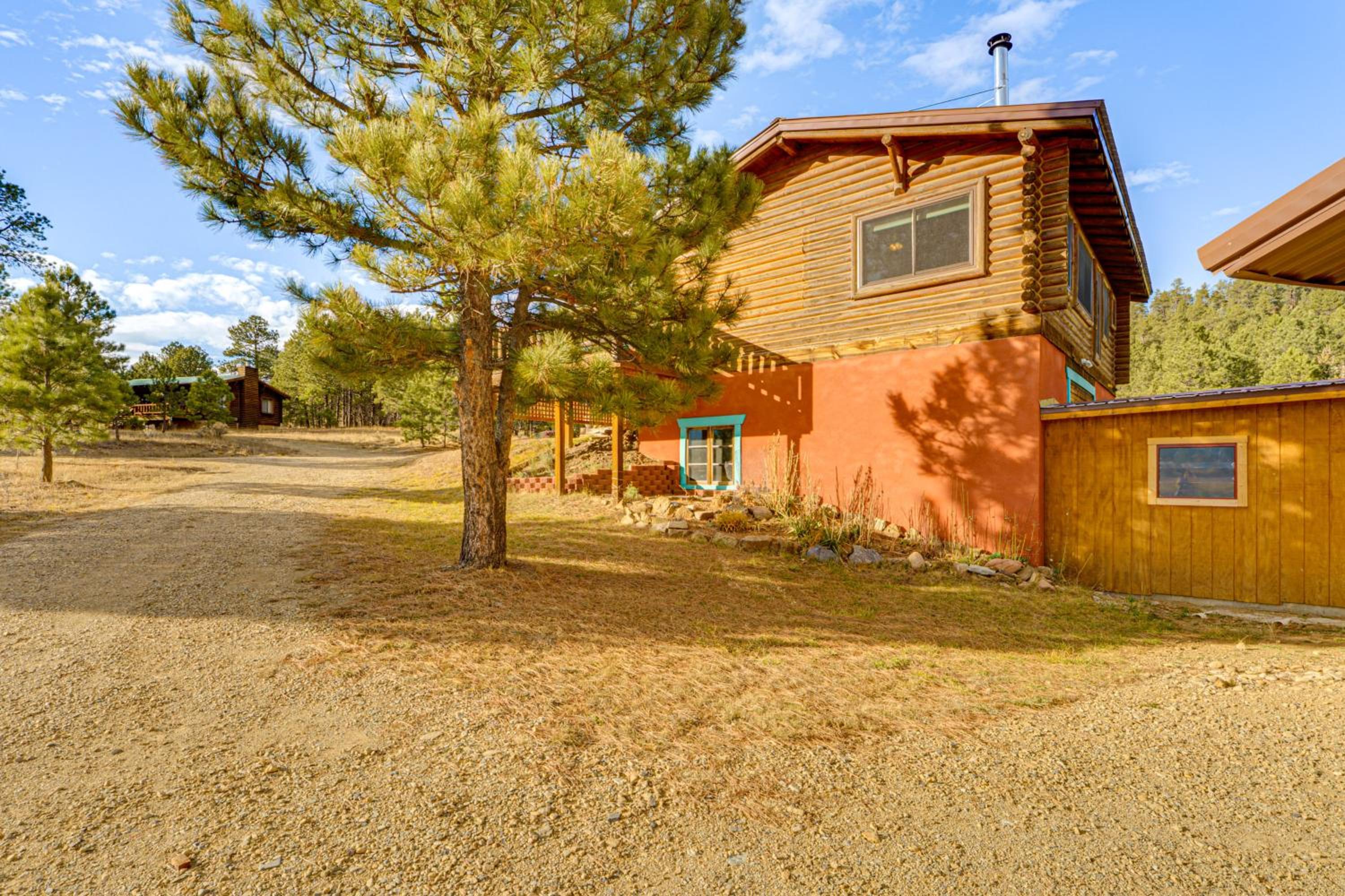 Luxe Multi-Level Cabin 6 Mi to Angel Fire Resort!
