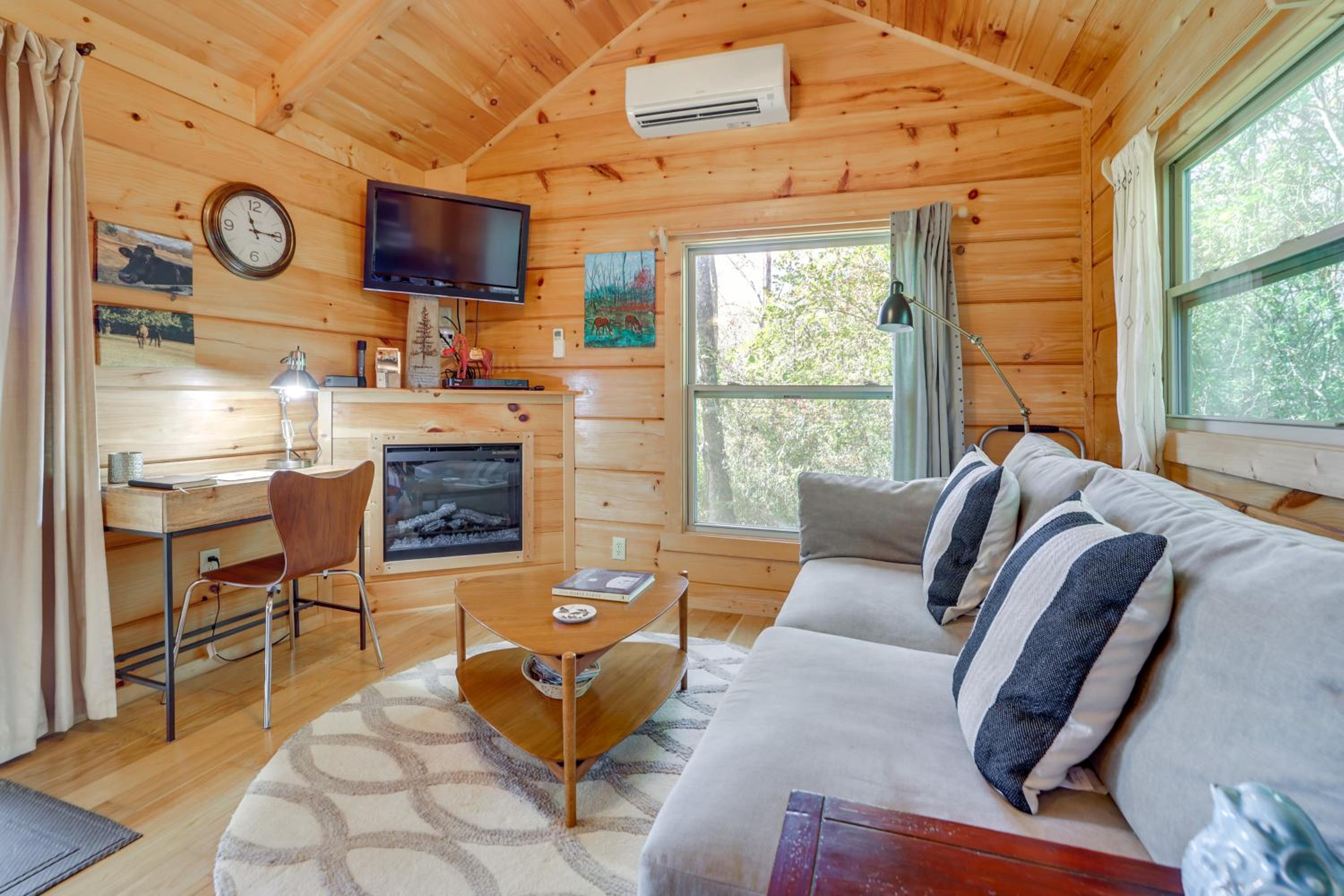 Cabin on Serene Horse Farm Near TIEC and Wineries