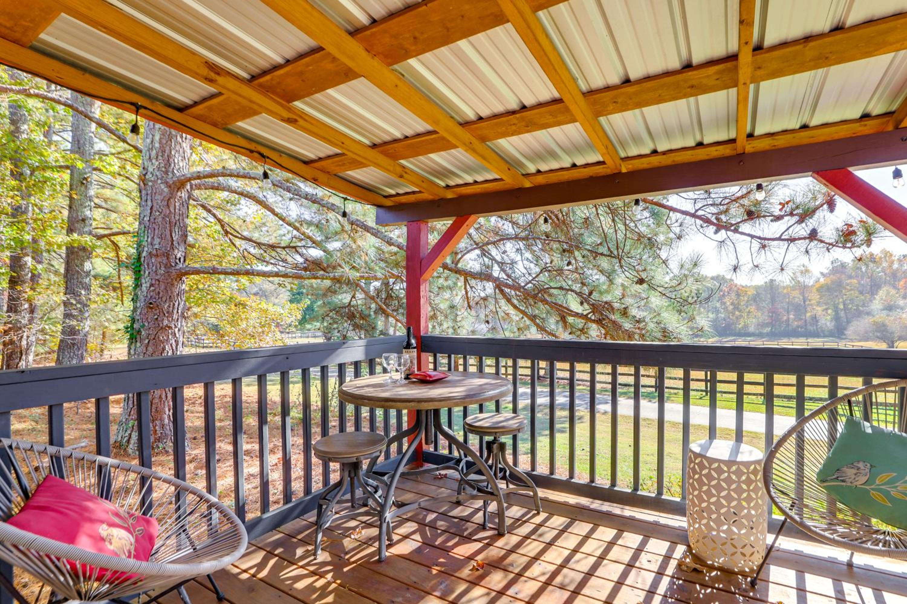 Cabin on Serene Horse Farm Near TIEC and Wineries