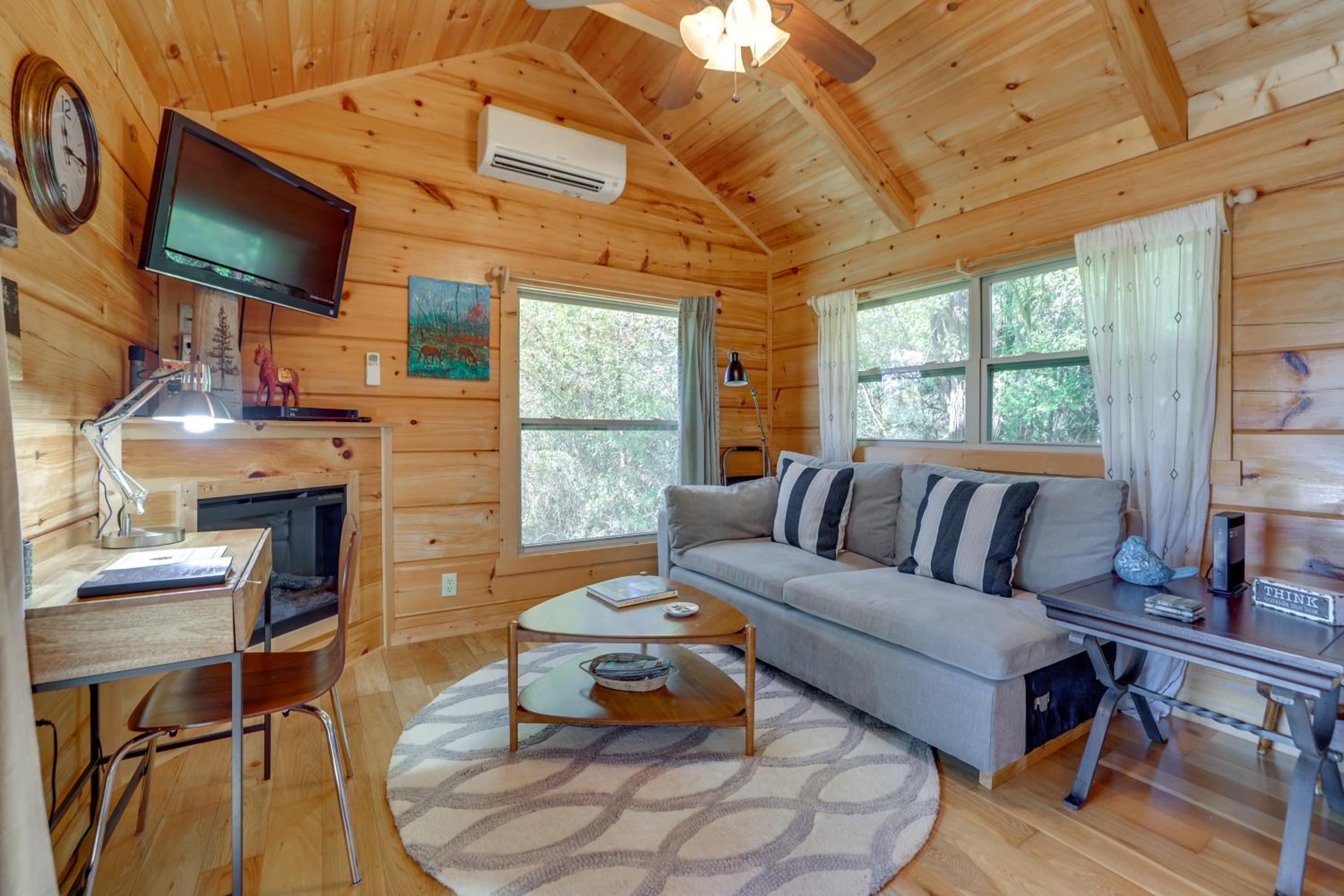 Cabin on Serene Horse Farm Near TIEC and Wineries