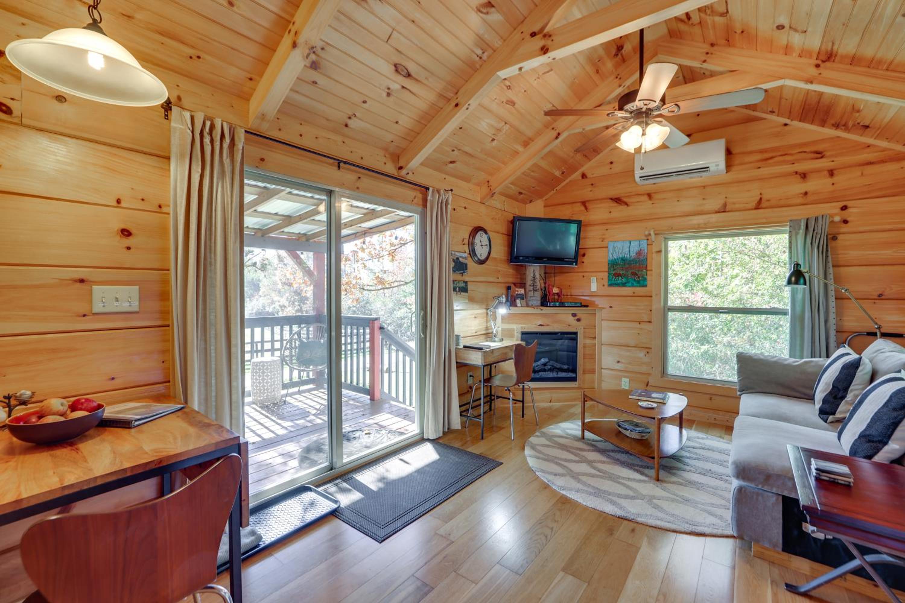 Cabin on Serene Horse Farm Near TIEC and Wineries