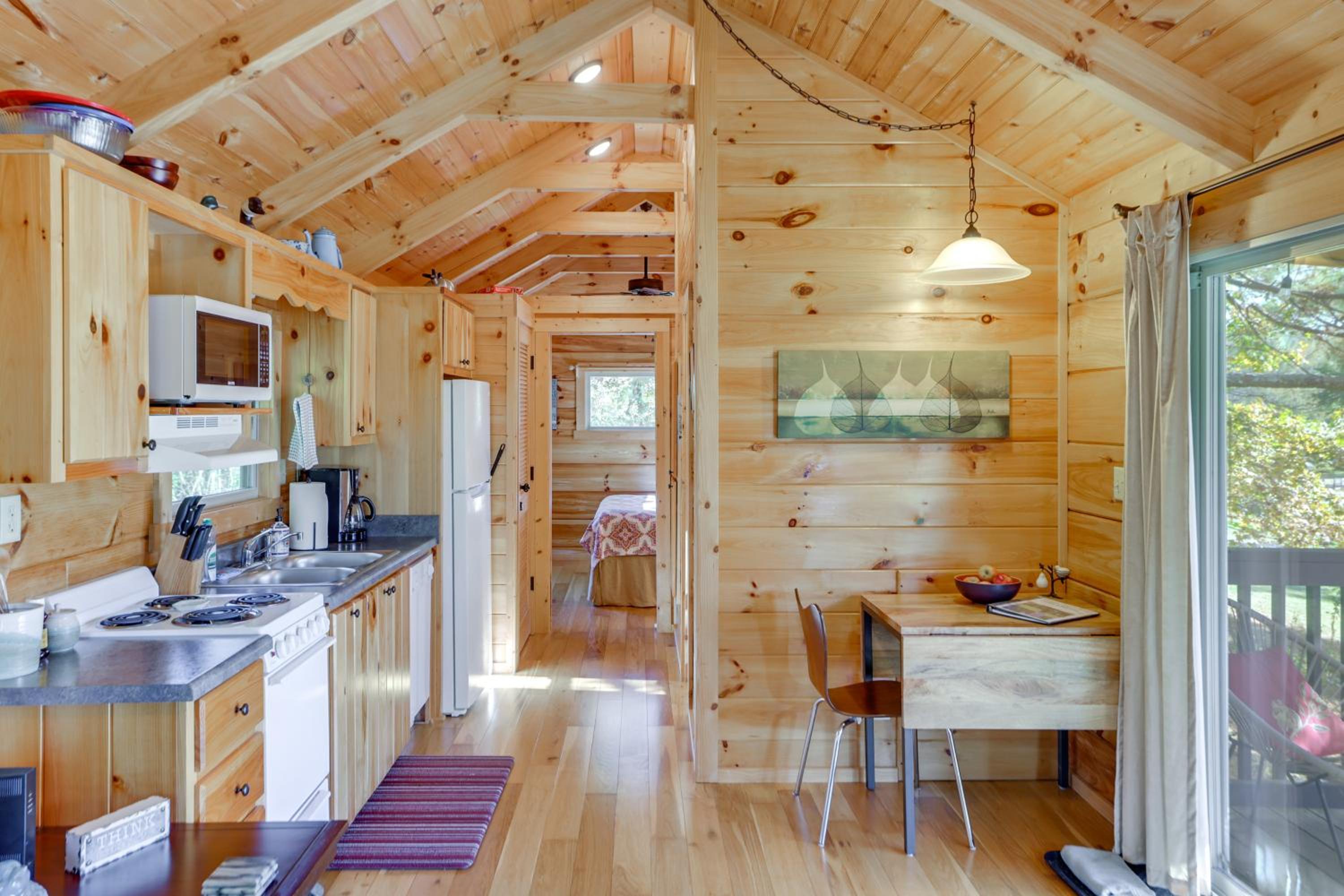 Cabin on Serene Horse Farm Near TIEC and Wineries