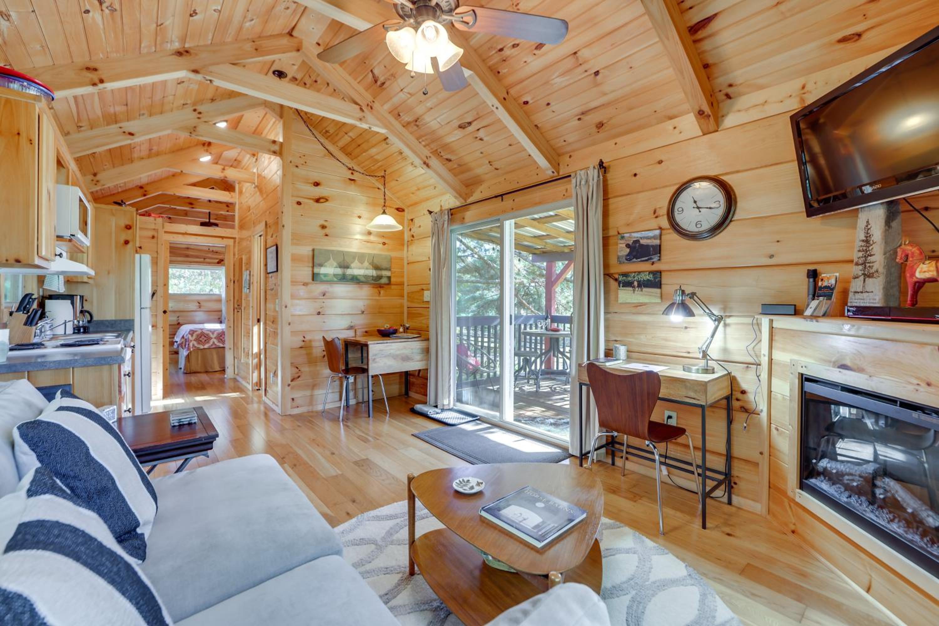 Cabin on Serene Horse Farm Near TIEC and Wineries