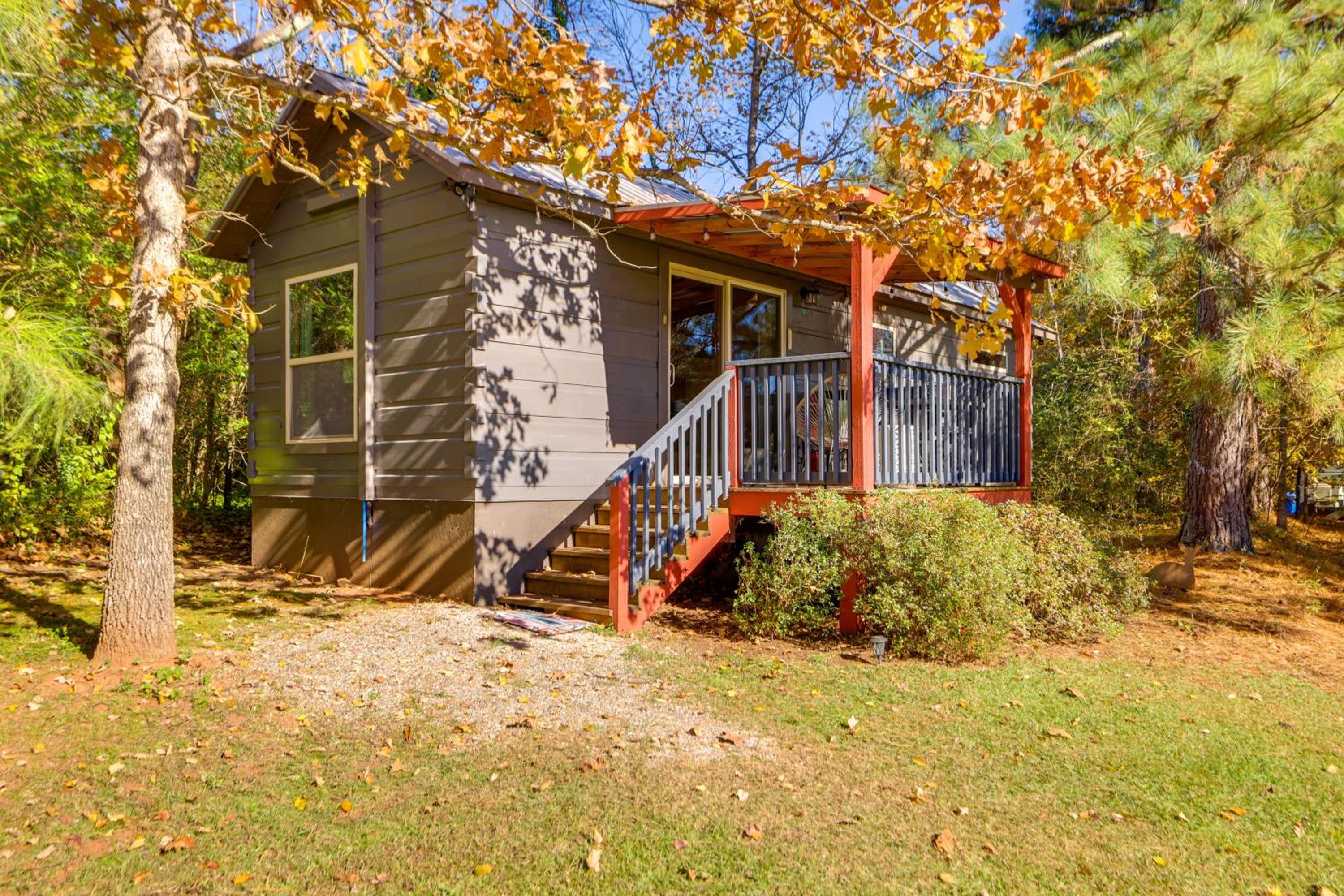 Cabin on Serene Horse Farm Near TIEC and Wineries