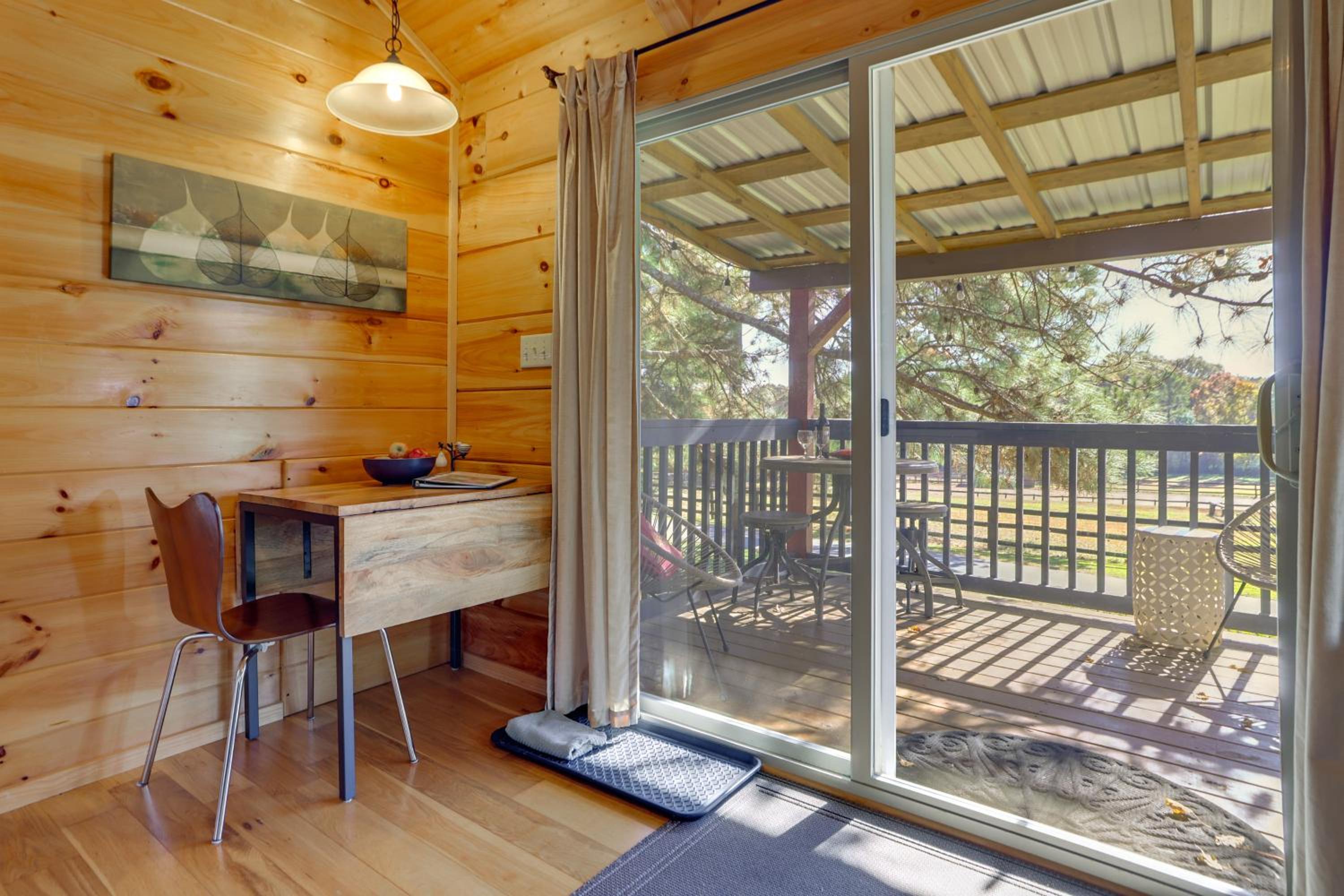 Cabin on Serene Horse Farm Near TIEC and Wineries