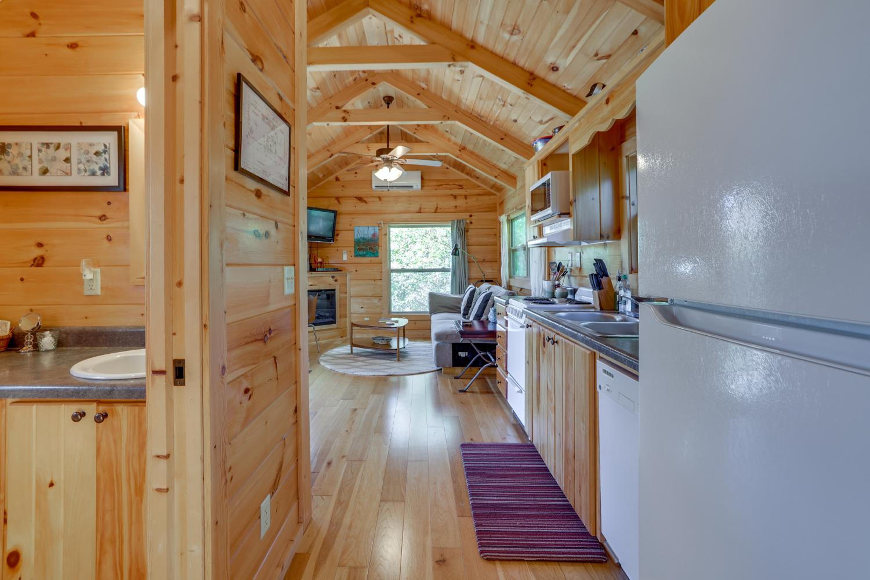 Cabin on Serene Horse Farm Near TIEC and Wineries