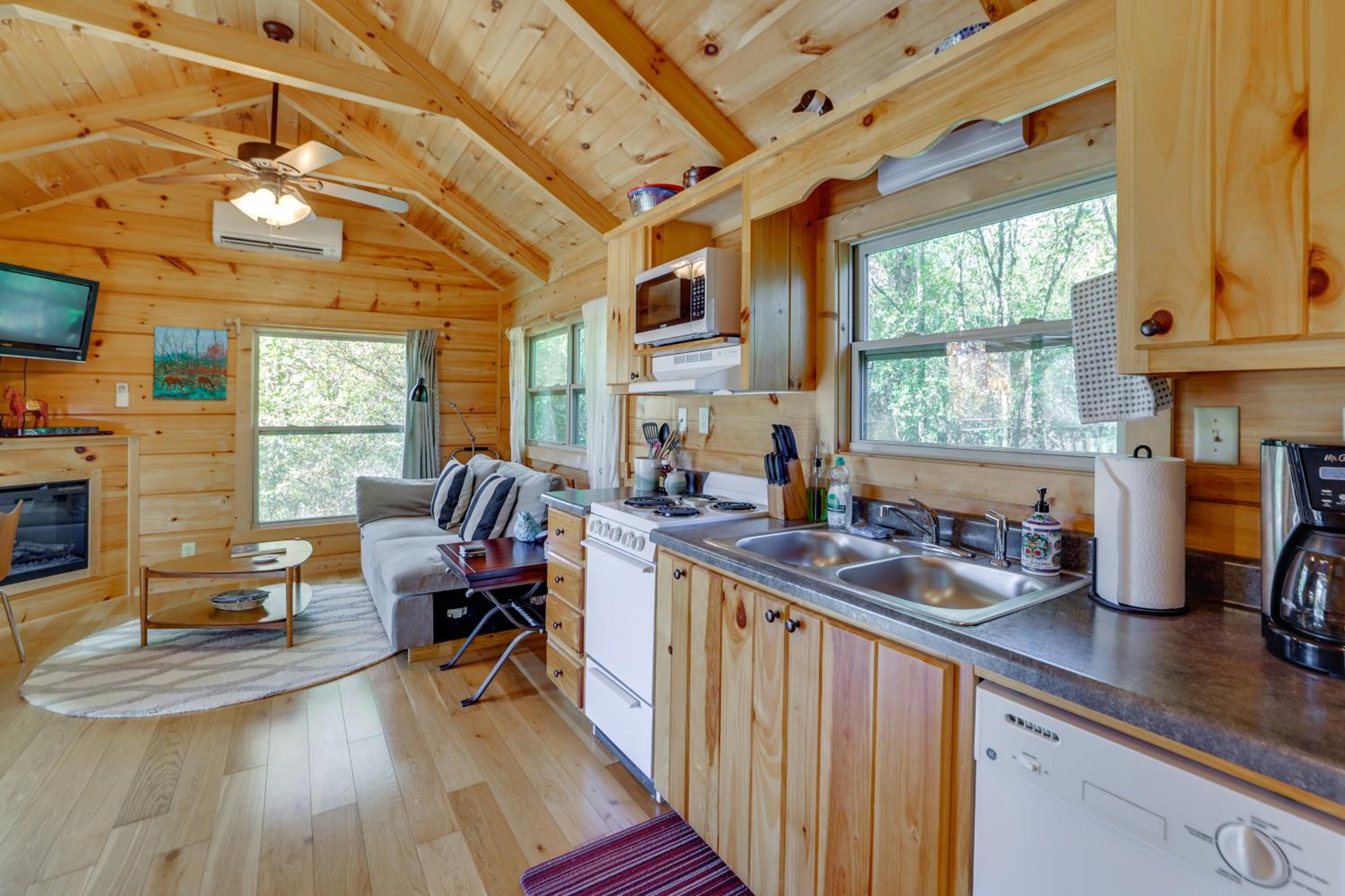 Cabin on Serene Horse Farm Near TIEC and Wineries
