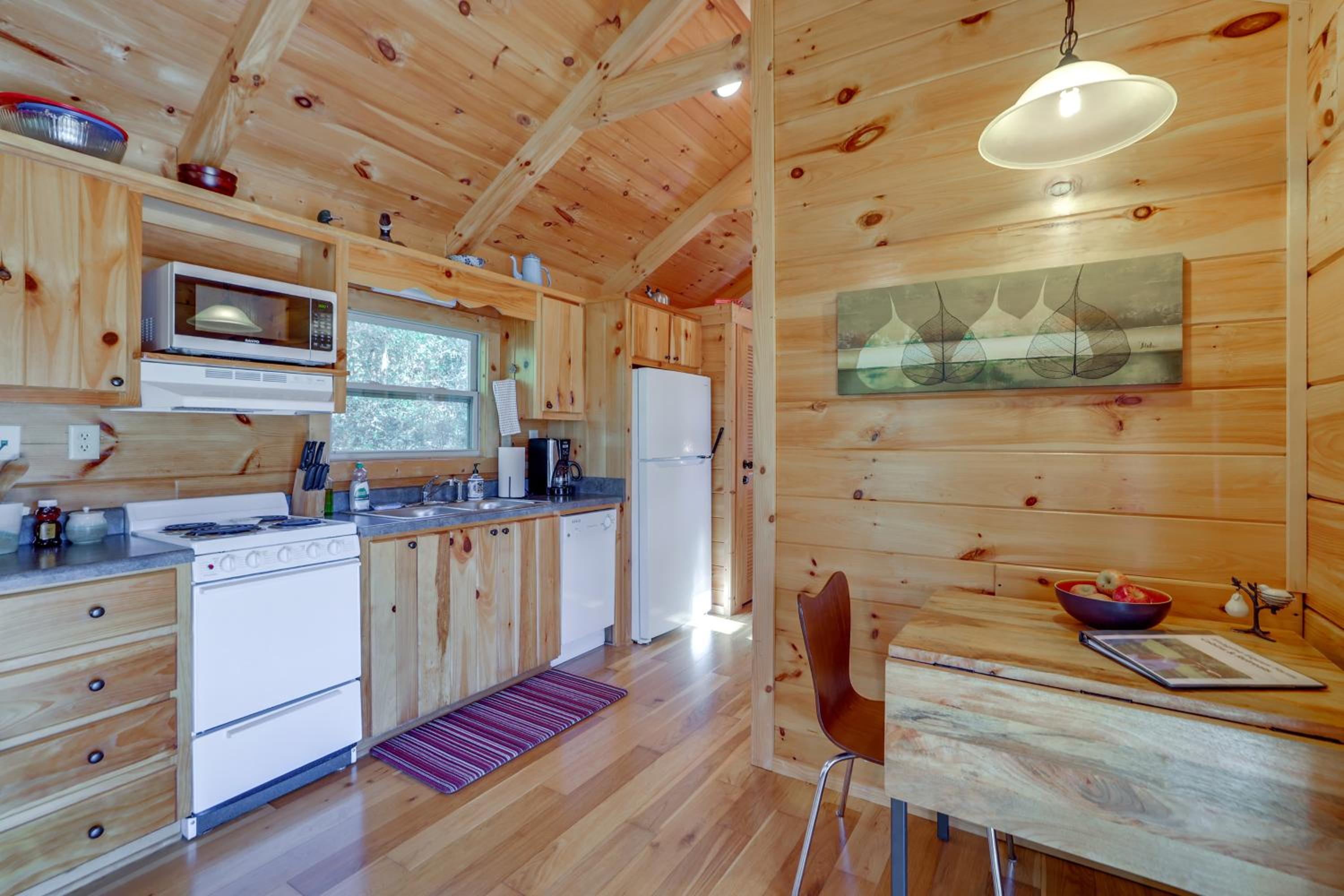 Cabin on Serene Horse Farm Near TIEC and Wineries