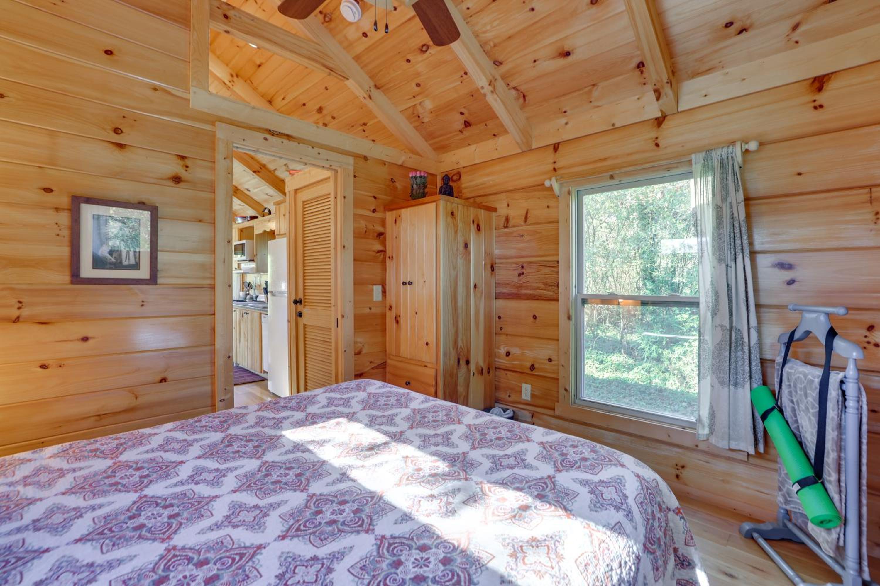 Cabin on Serene Horse Farm Near TIEC and Wineries